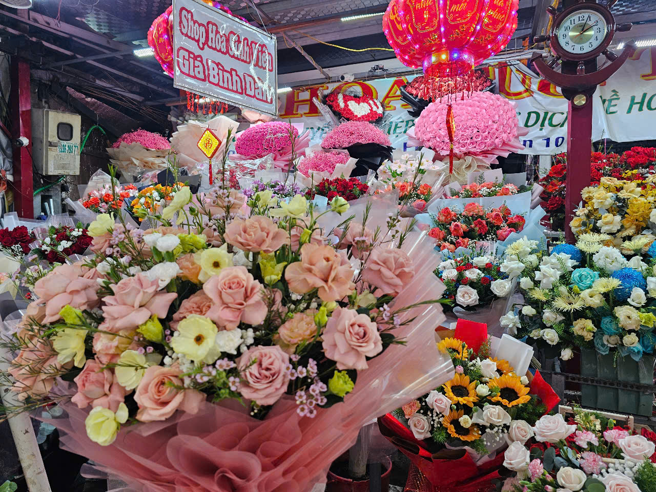 TP HCM: Giá hoa tăng chóng mặt dịp lễ 8-3 - Ảnh 5