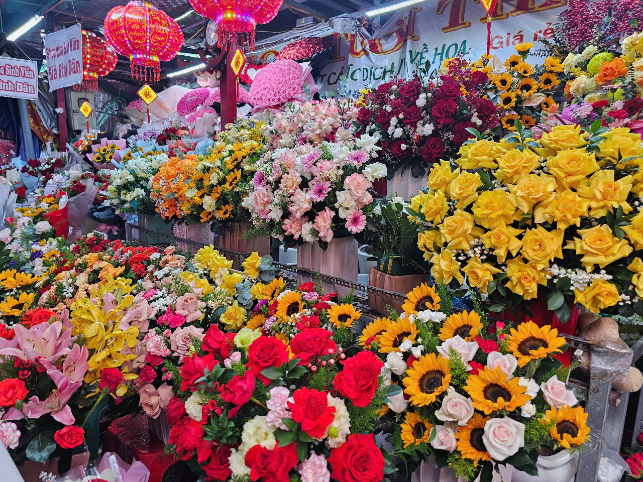 TP HCM: Giá hoa tăng chóng mặt dịp lễ 8-3 - Ảnh 4