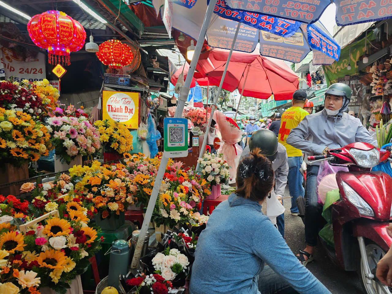 TP HCM: Giá hoa tăng chóng mặt dịp lễ 8-3 - Ảnh 6