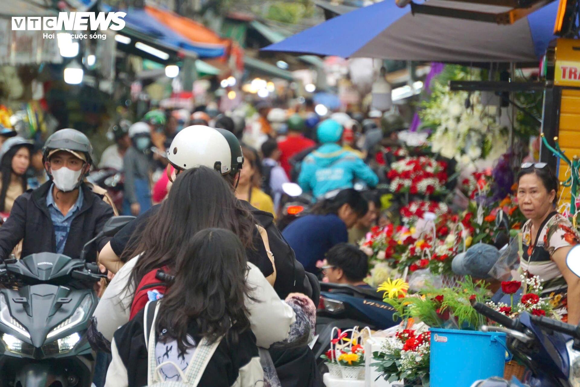 Đông nghịt khách, tiểu thương chợ hoa lớn nhất TP.HCM vẫn than 'ế' hàng - Ảnh 3