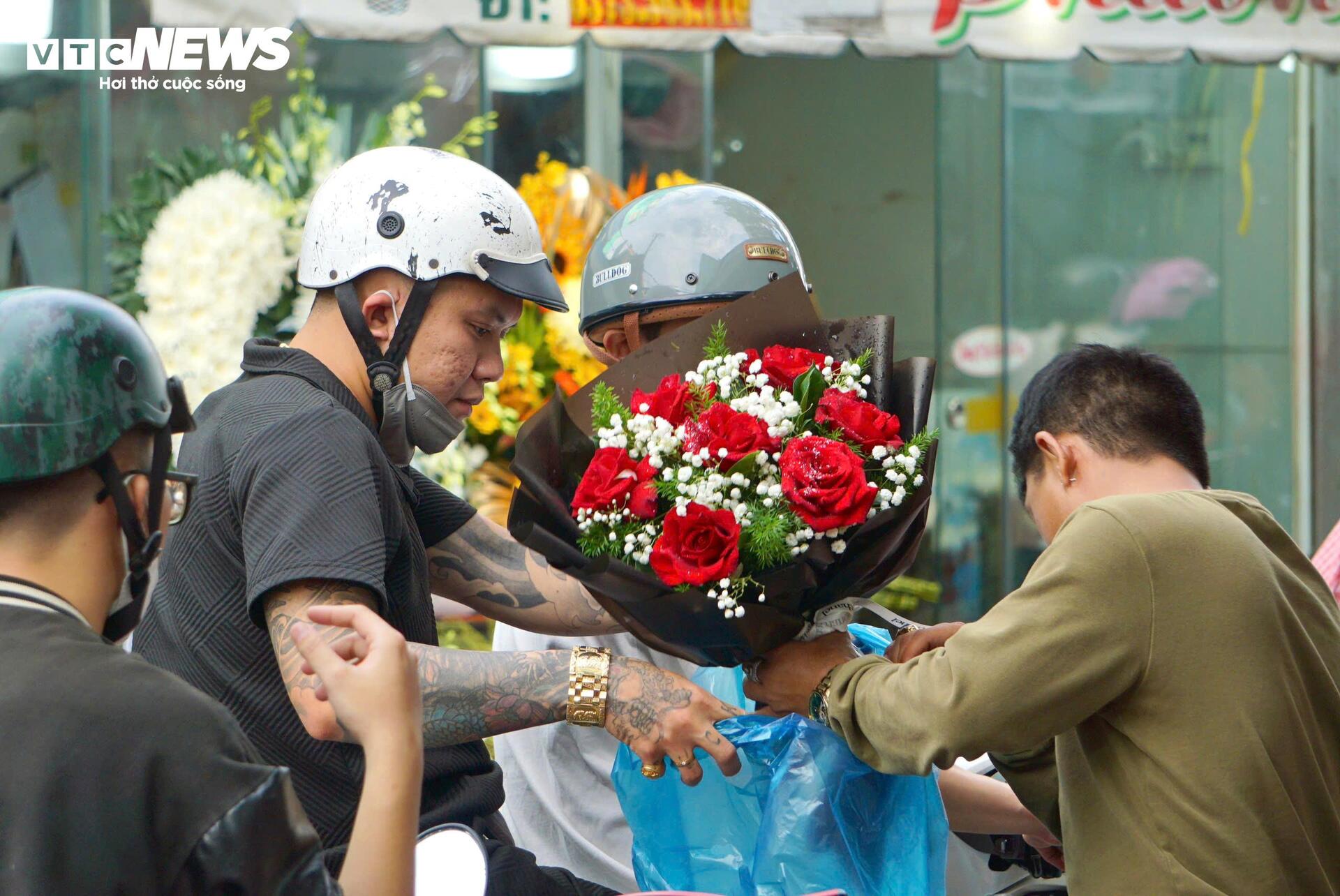 Đông nghịt khách, tiểu thương chợ hoa lớn nhất TP.HCM vẫn than 'ế' hàng - Ảnh 14