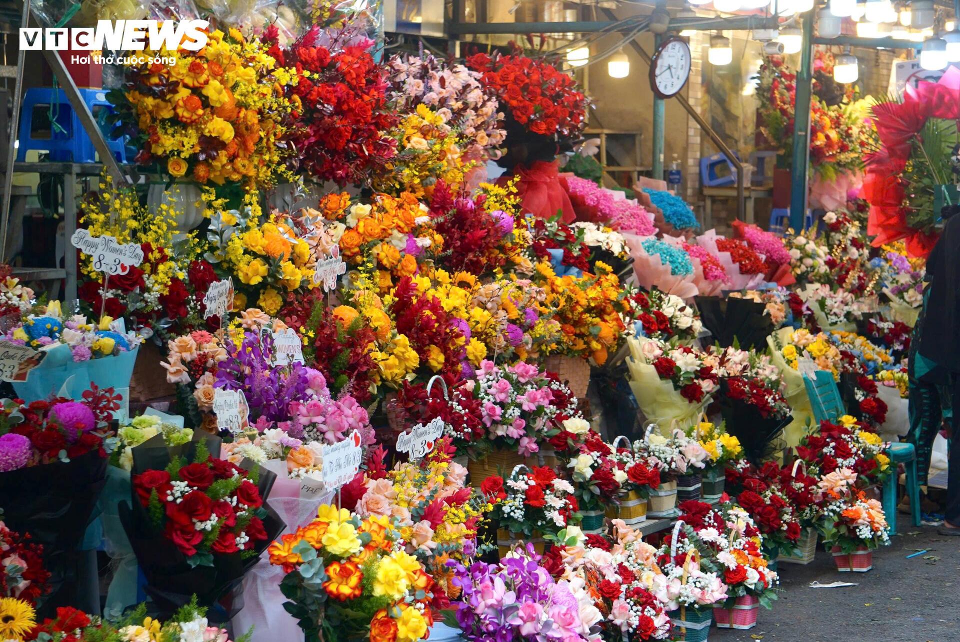 Đông nghịt khách, tiểu thương chợ hoa lớn nhất TP.HCM vẫn than 'ế' hàng - Ảnh 4