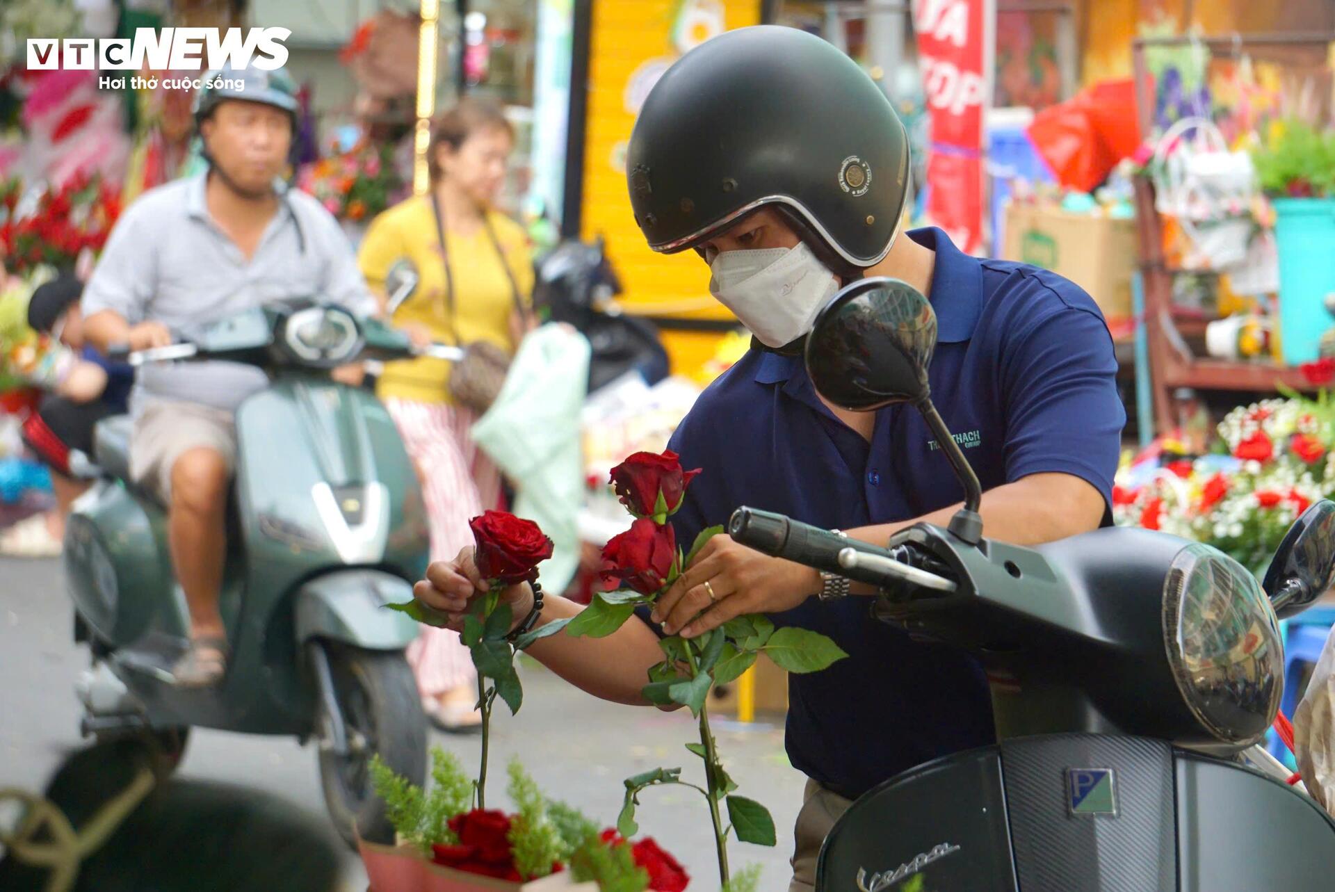 Đông nghịt khách, tiểu thương chợ hoa lớn nhất TP.HCM vẫn than 'ế' hàng - Ảnh 12