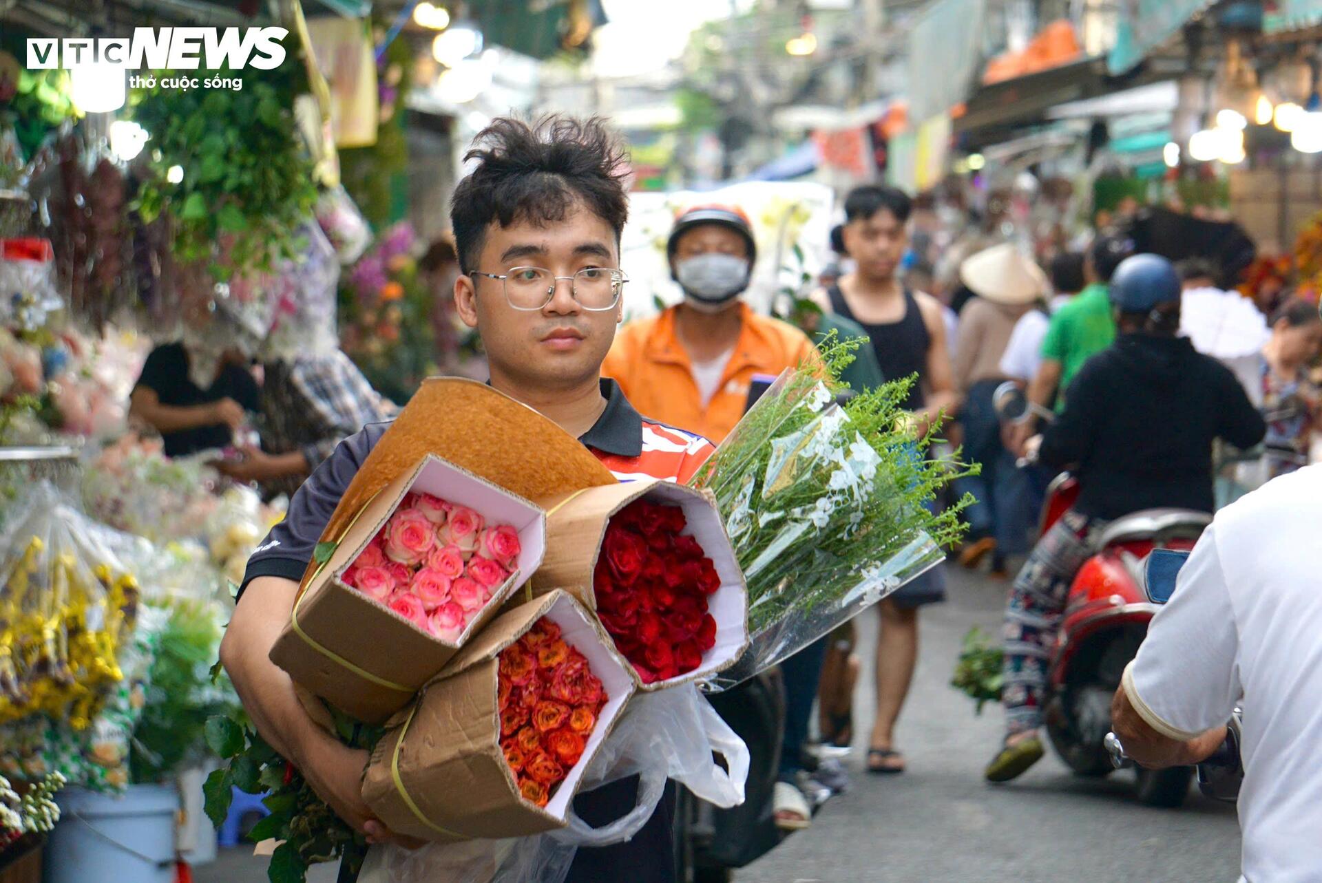 Đông nghịt khách, tiểu thương chợ hoa lớn nhất TP.HCM vẫn than 'ế' hàng - Ảnh 16