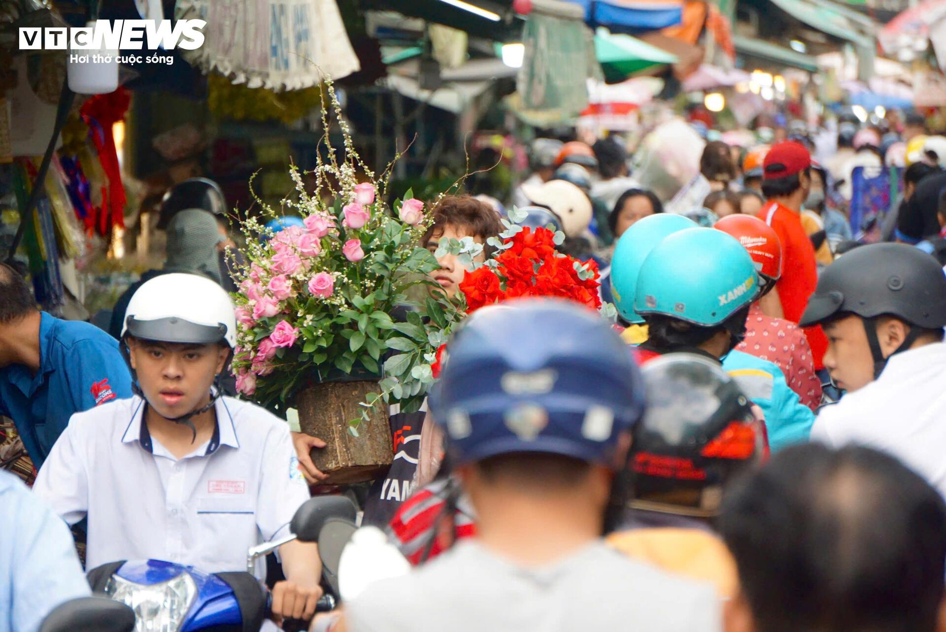 Đông nghịt khách, tiểu thương chợ hoa lớn nhất TP.HCM vẫn than 'ế' hàng - Ảnh 2