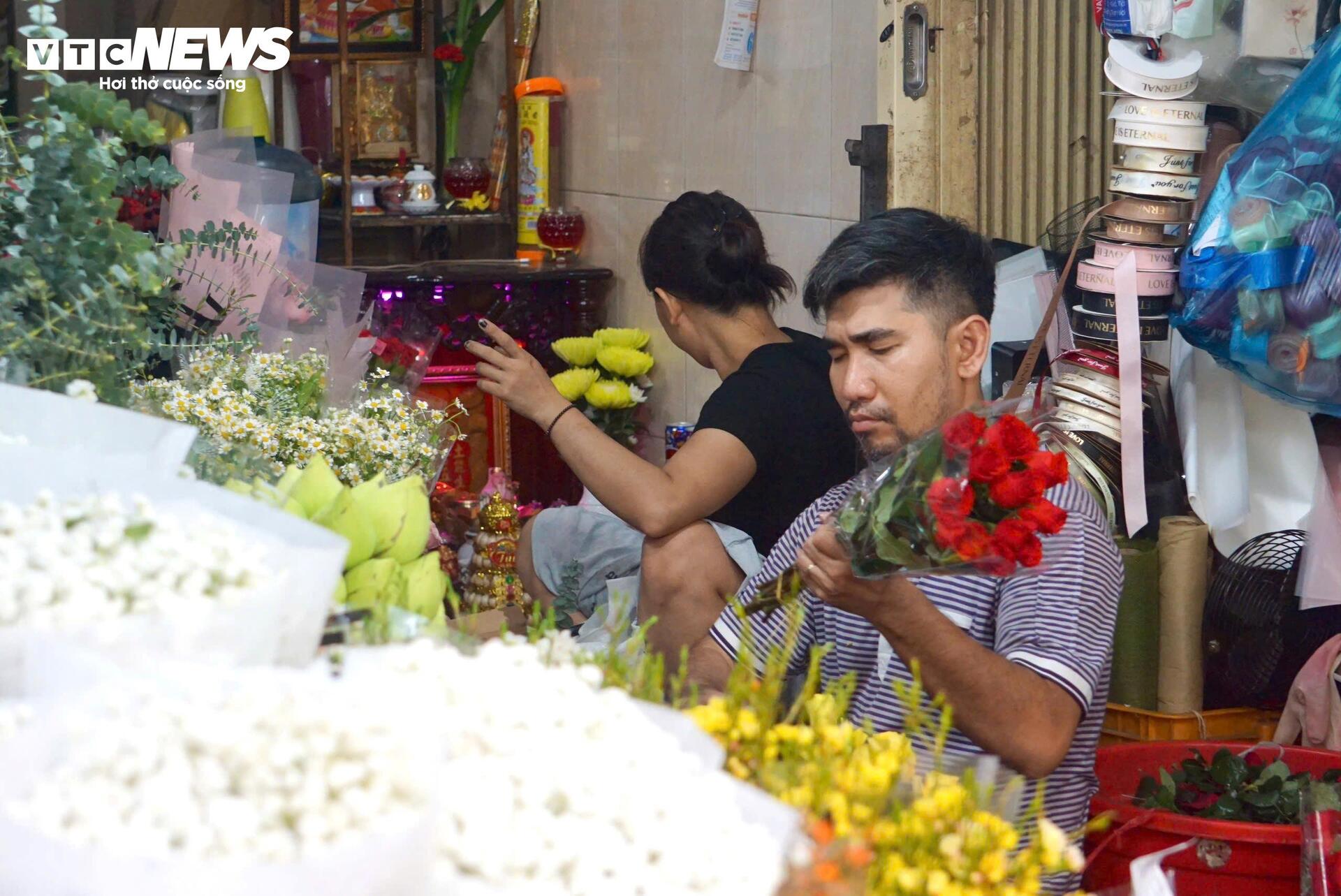 Đông nghịt khách, tiểu thương chợ hoa lớn nhất TP.HCM vẫn than 'ế' hàng - Ảnh 5