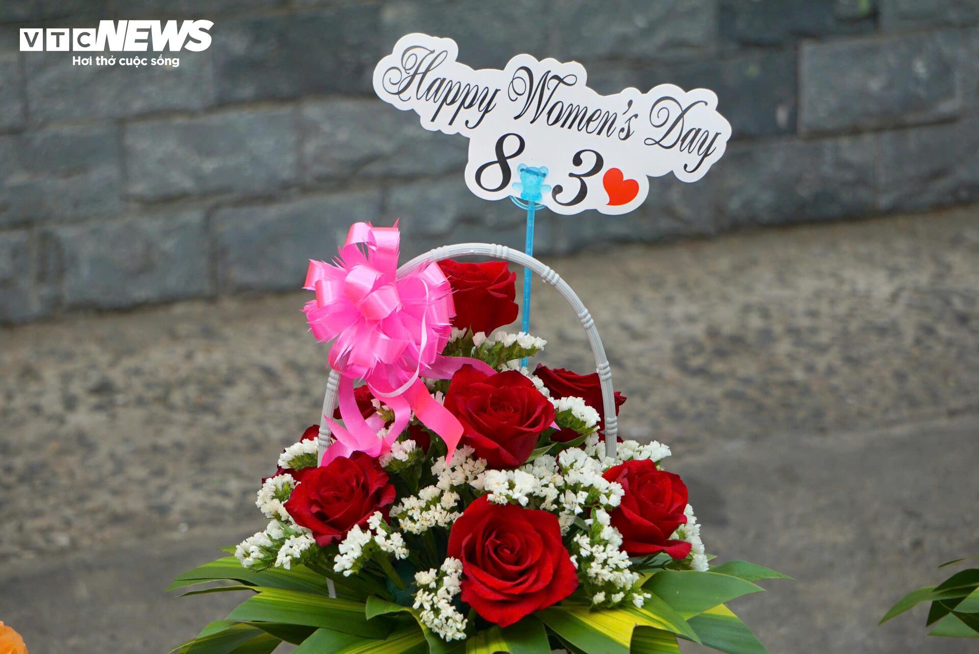 Đông nghịt khách, tiểu thương chợ hoa lớn nhất TP.HCM vẫn than 'ế' hàng - Ảnh 10