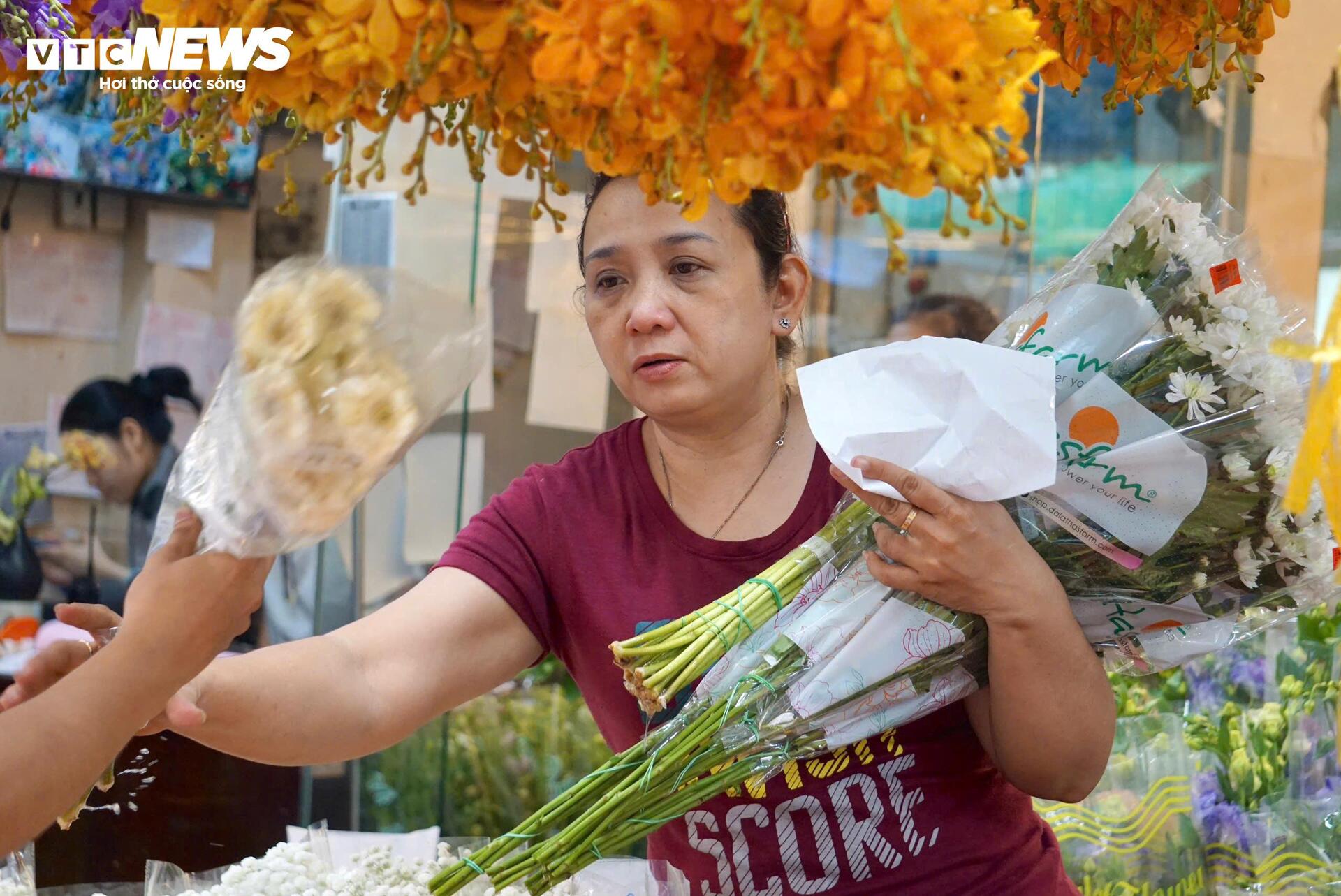 Đông nghịt khách, tiểu thương chợ hoa lớn nhất TP.HCM vẫn than 'ế' hàng - Ảnh 7