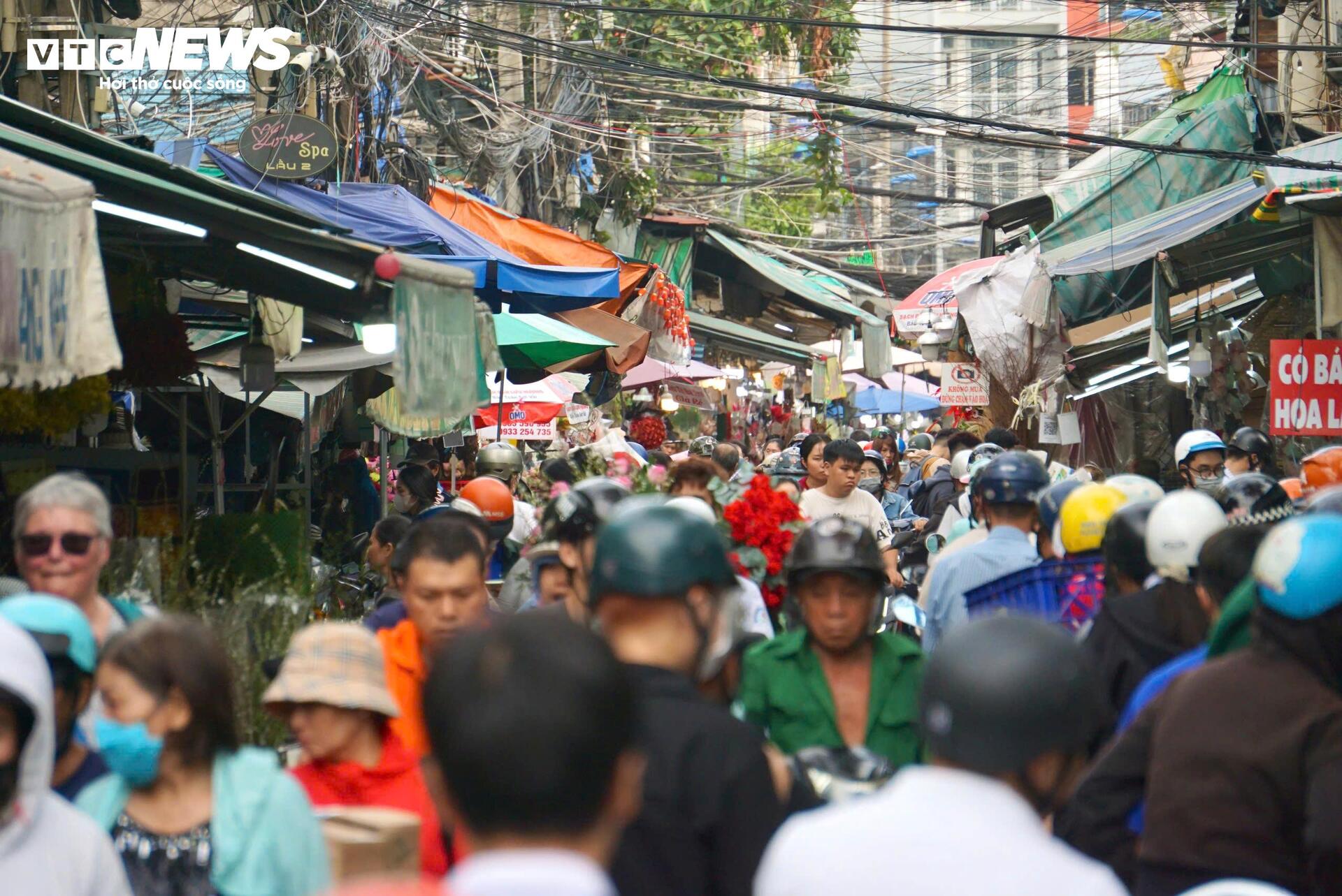 Đông nghịt khách, tiểu thương chợ hoa lớn nhất TP.HCM vẫn than 'ế' hàng - Ảnh 17