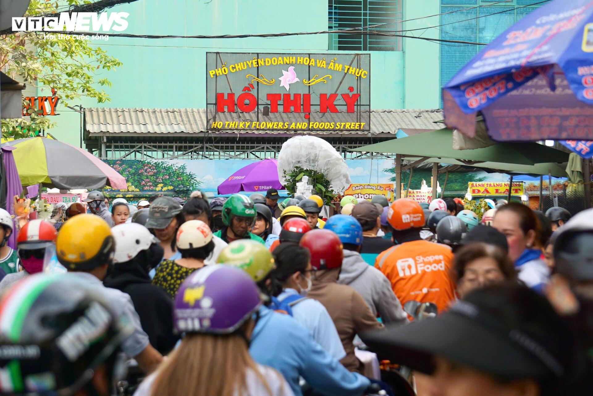 Đông nghịt khách, tiểu thương chợ hoa lớn nhất TP.HCM vẫn than 'ế' hàng - Ảnh 1