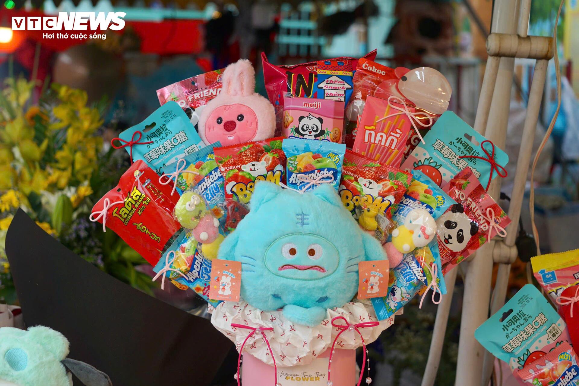 Đông nghịt khách, tiểu thương chợ hoa lớn nhất TP.HCM vẫn than 'ế' hàng - Ảnh 11