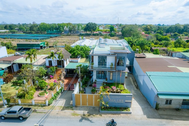 Công an kiểm tra nơi sản xuất loại kẹo rau củ mà Hằng Du Mục quảng cáo - Ảnh 1