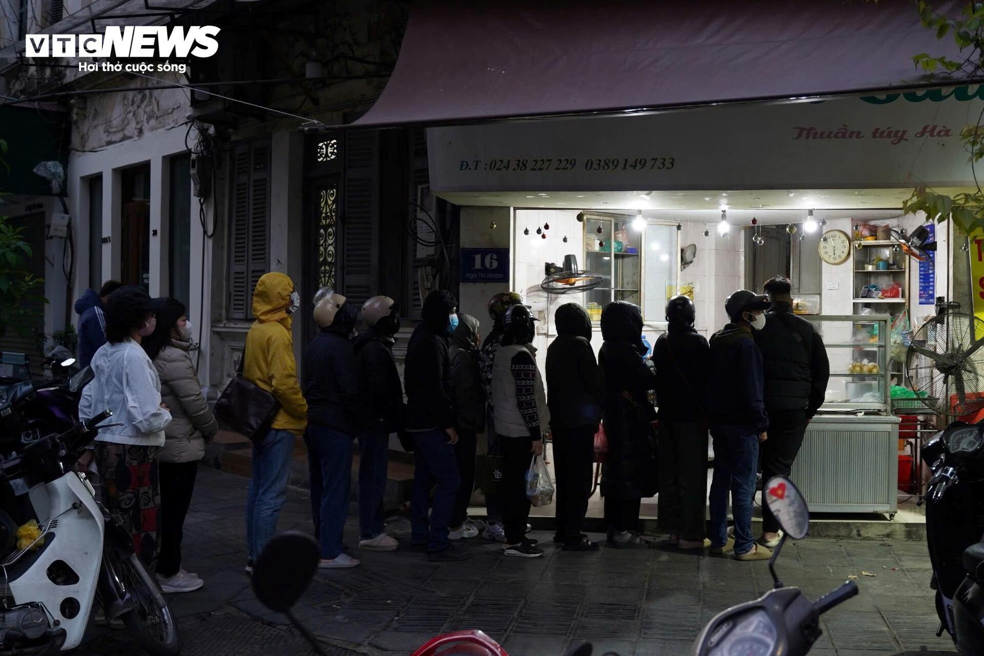 Xếp hàng mua bánh trôi, bánh chay ngày Tết Hàn thực - Ảnh 1