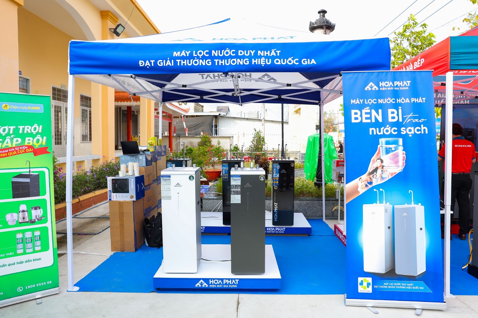 Điện máy Xanh mang máy lọc nước về tận nơi để người dân dùng thử - Ảnh 1