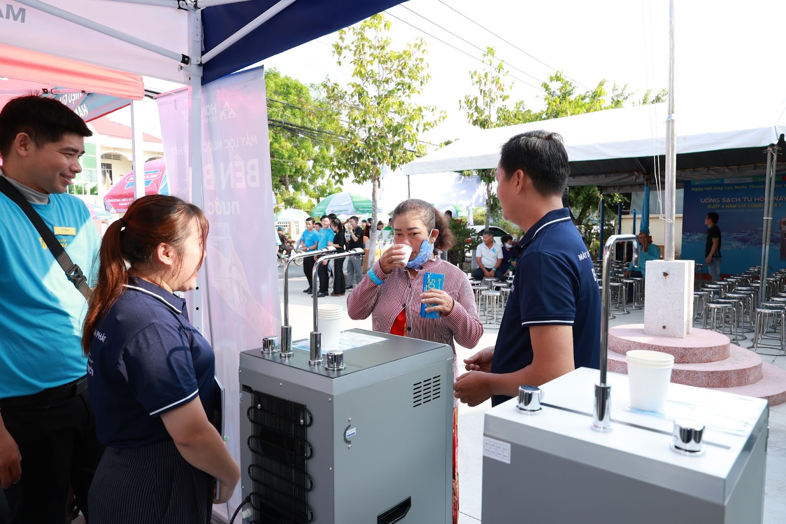 Điện máy Xanh mang máy lọc nước về tận nơi để người dân dùng thử - Ảnh 2