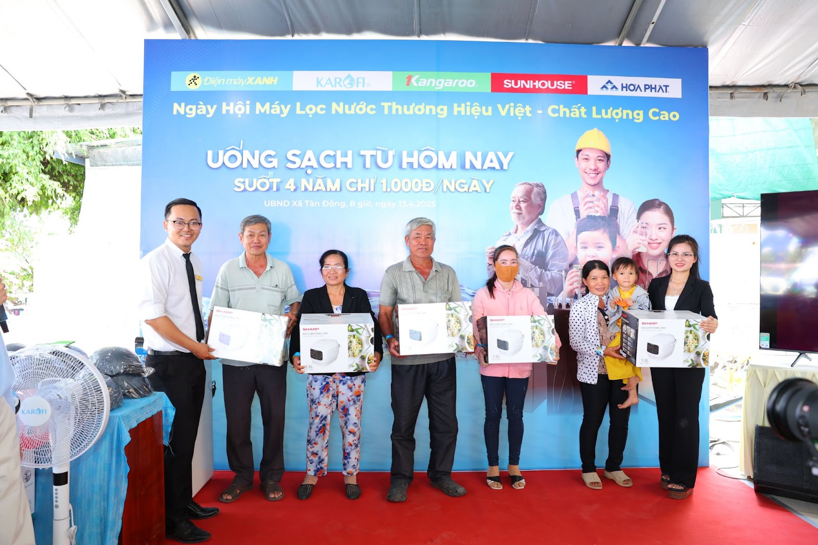 Điện máy Xanh mang máy lọc nước về tận nơi để người dân dùng thử - Ảnh 4