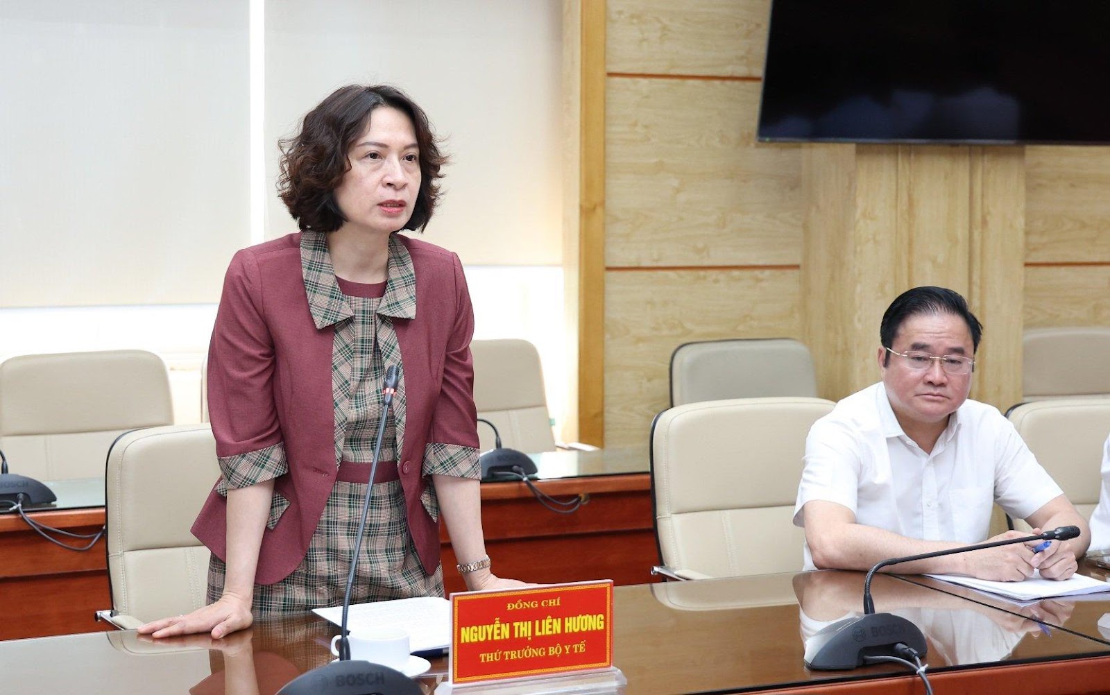 Bộ Y tế tiếp nhận 500.000 liều vắc xin sởi do FPT Long Châu trao tặng - Ảnh 2