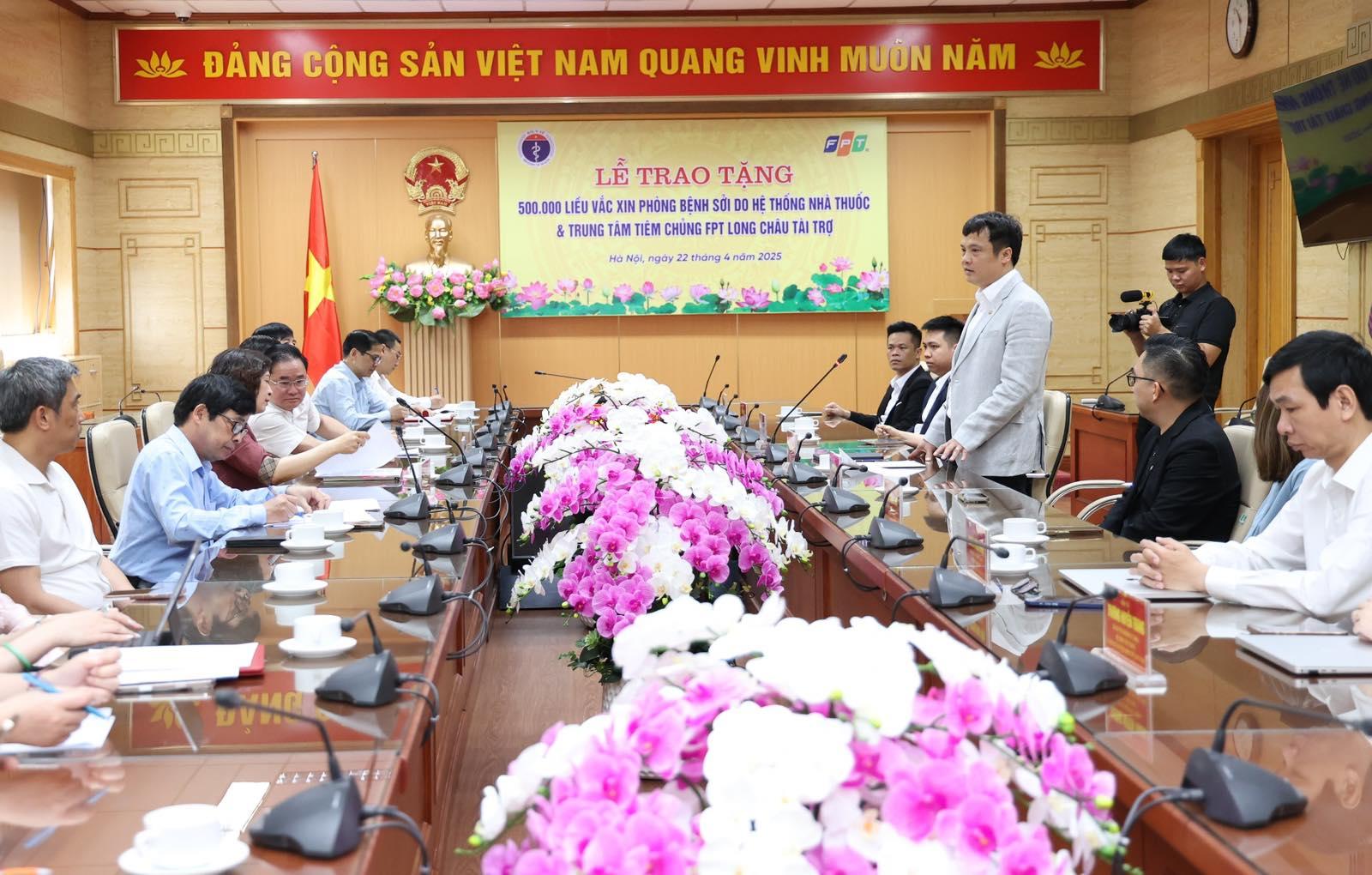 Bộ Y tế tiếp nhận 500.000 liều vắc xin sởi do FPT Long Châu trao tặng - Ảnh 3