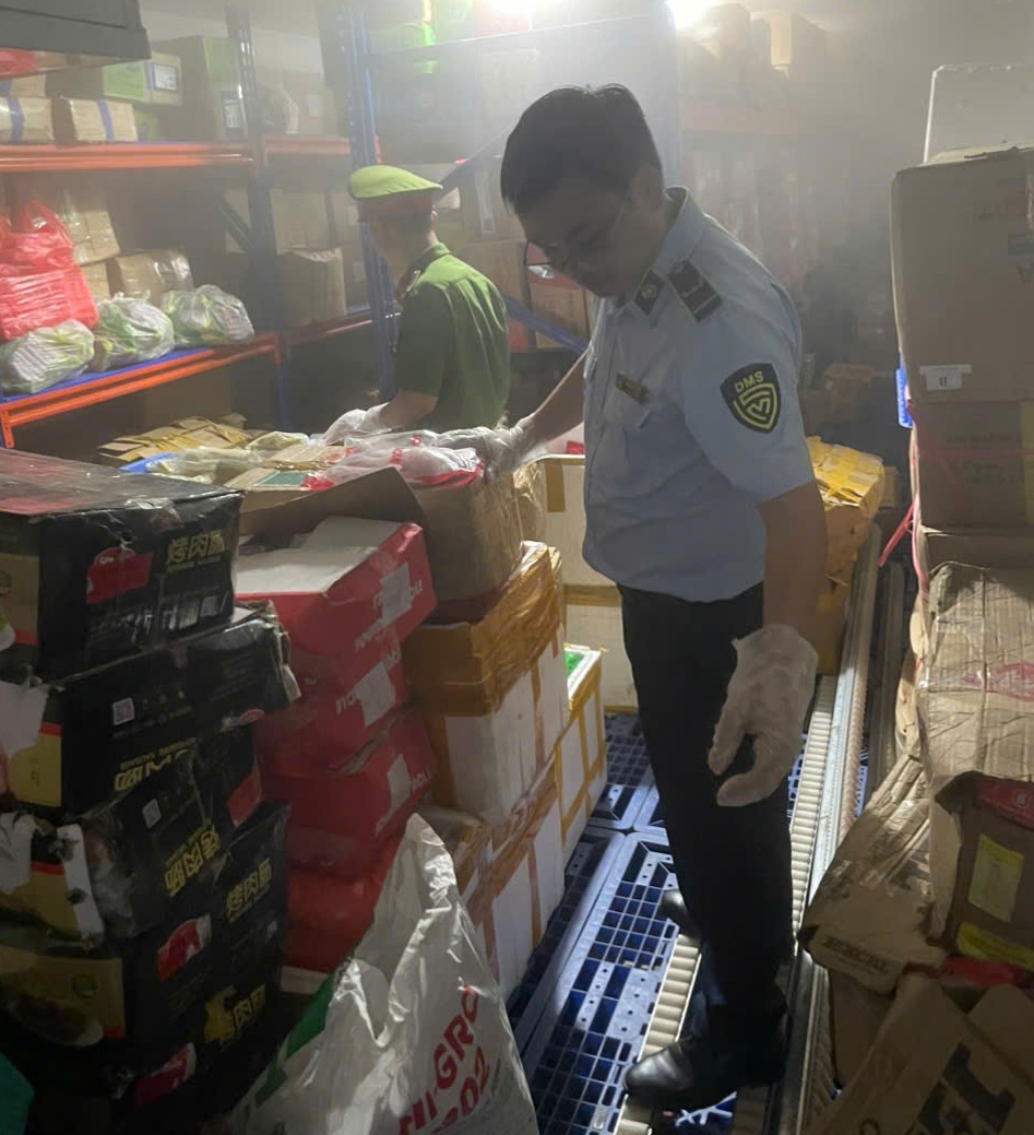 Hà Nội: Thu giữ hơn 800 kg nguyên liệu "xiên bẩn", đồ thả lẩu... không rõ nguồn gốc - Ảnh 2