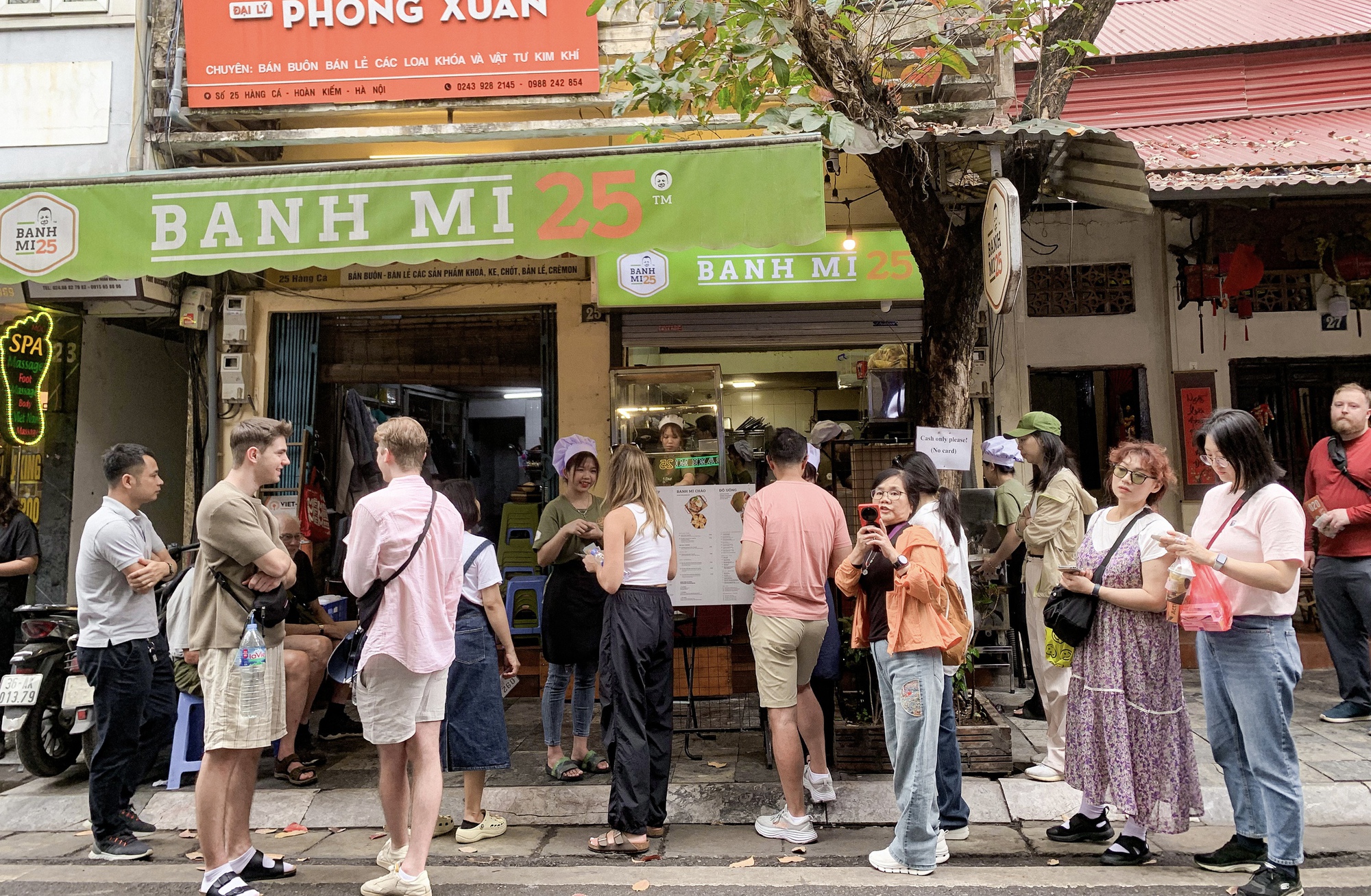 Hàng bánh mì đông khách Tây nhất Hà Nội: Chờ 20 phút để mua ổ bánh 45k liệu có xứng đáng? - Ảnh 2