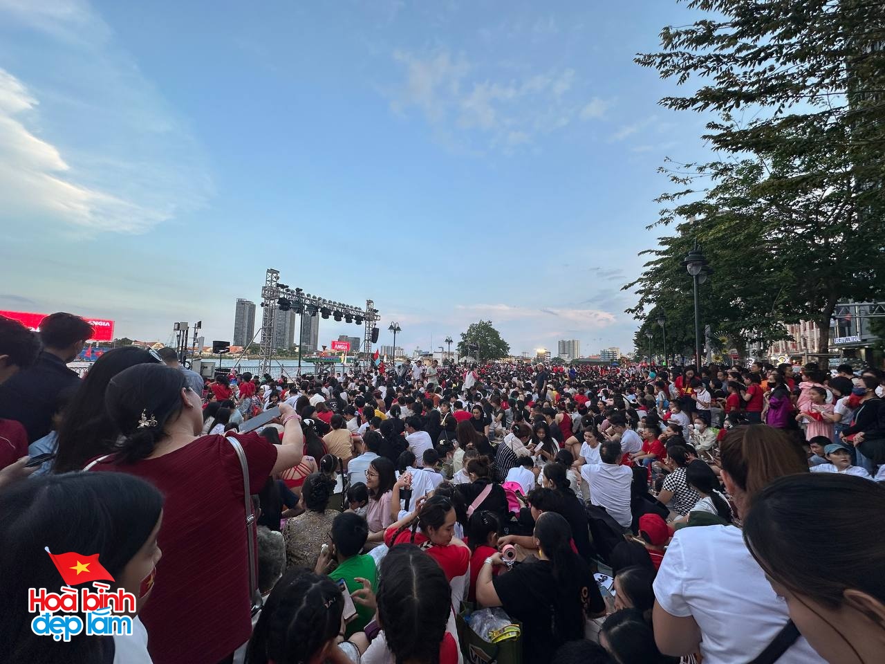 Giới trẻ rủ nhau mua bạt 10k/tấm, mang đồ ăn sẵn từ nhà để "cắm trại" chờ xem pháo hoa, trình diễn drone tối nay - Ảnh 10