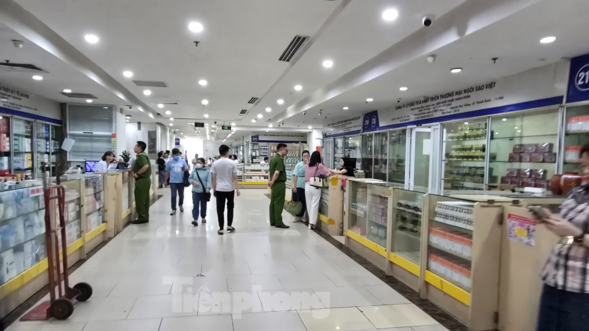 Hà Nội: Chợ thuốc lớn nhất miền Bắc hoạt động cầm chừng sau vụ án thuốc giả vừa bị triệt phá - Ảnh 7