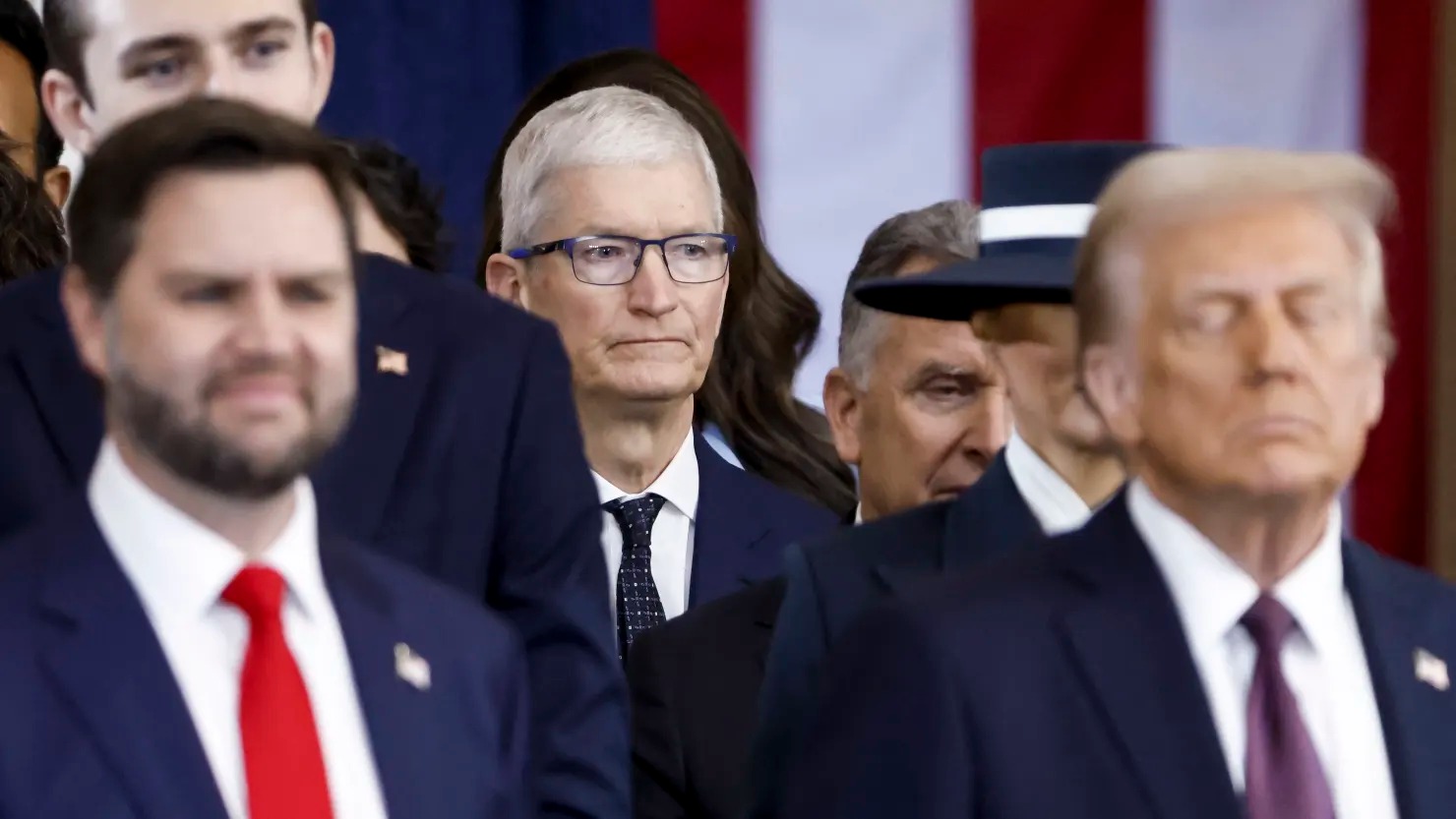 Vốn hoá bị thổi bay 300 tỷ USD/phiên, chuỗi cung ứng tan nát vì thuế đối ứng của ông Trump, chuyên gia lo Apple 'không có đường thoát' - Ảnh 1