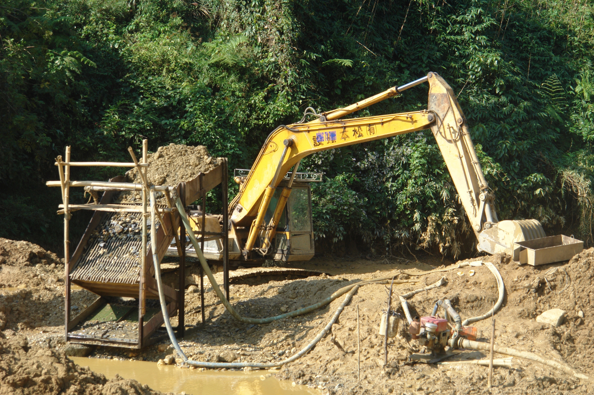 40 mỏ vàng với trữ lượng gần 30 tấn vừa được phát hiện ở những địa phương nào? - Ảnh 1