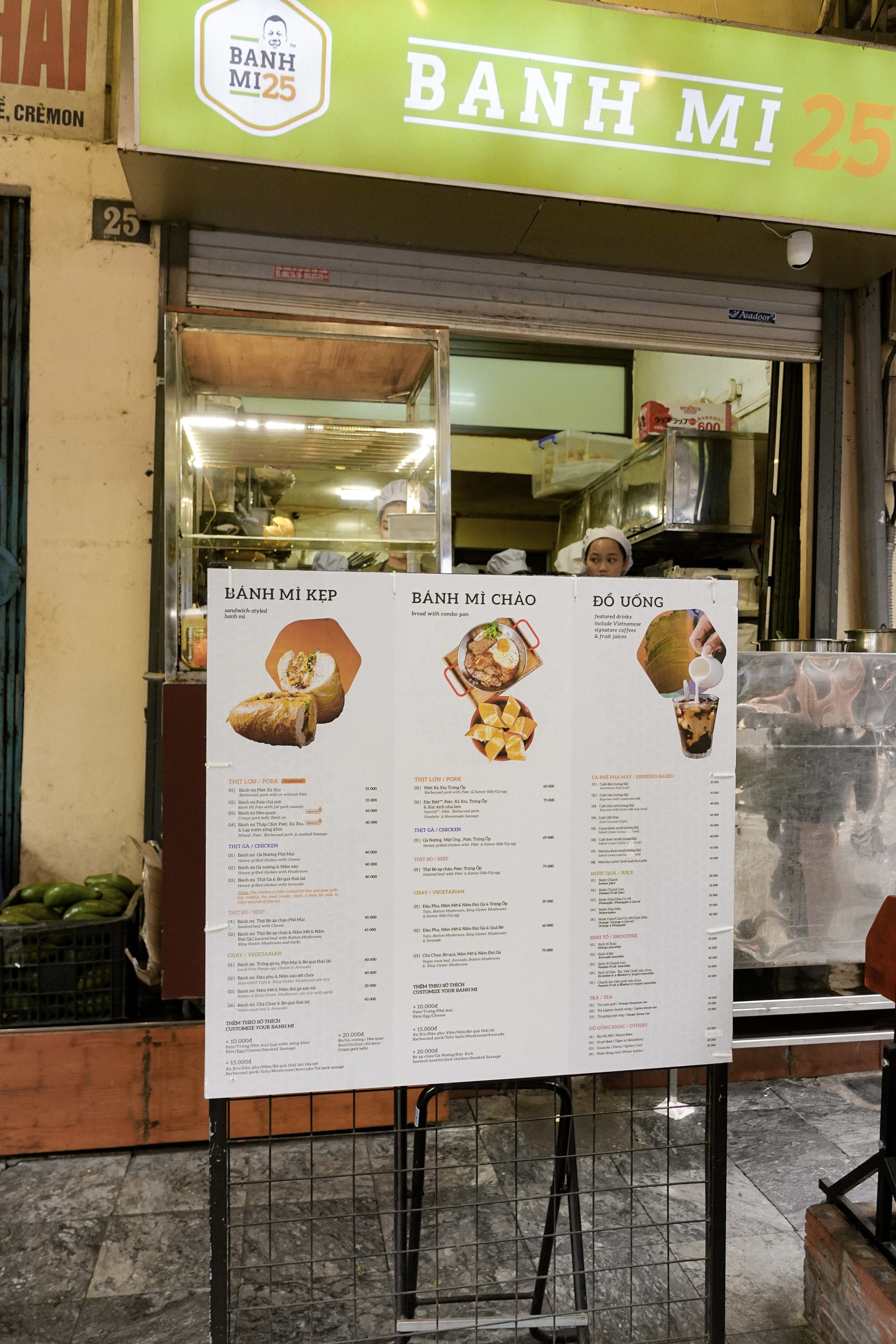 Hàng bánh mì đông khách Tây nhất Hà Nội: Chờ 20 phút để mua ổ bánh 45k liệu có xứng đáng? - Ảnh 8