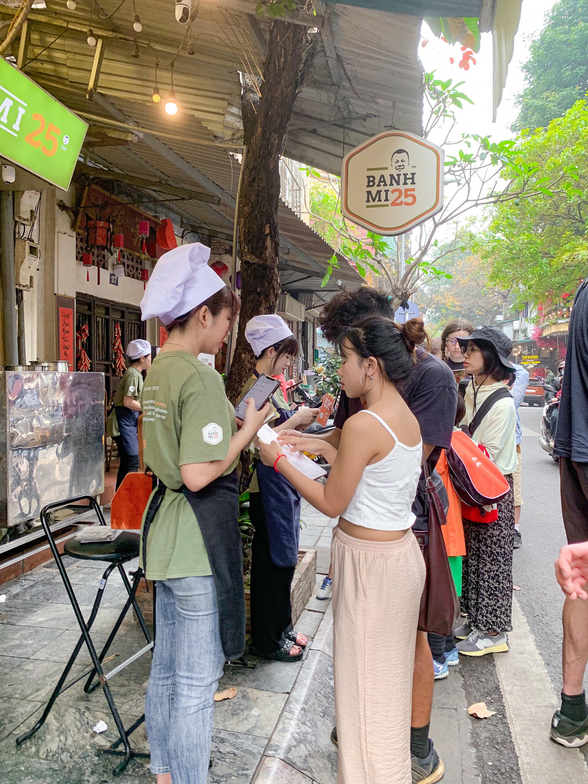 Hàng bánh mì đông khách Tây nhất Hà Nội: Chờ 20 phút để mua ổ bánh 45k liệu có xứng đáng? - Ảnh 9