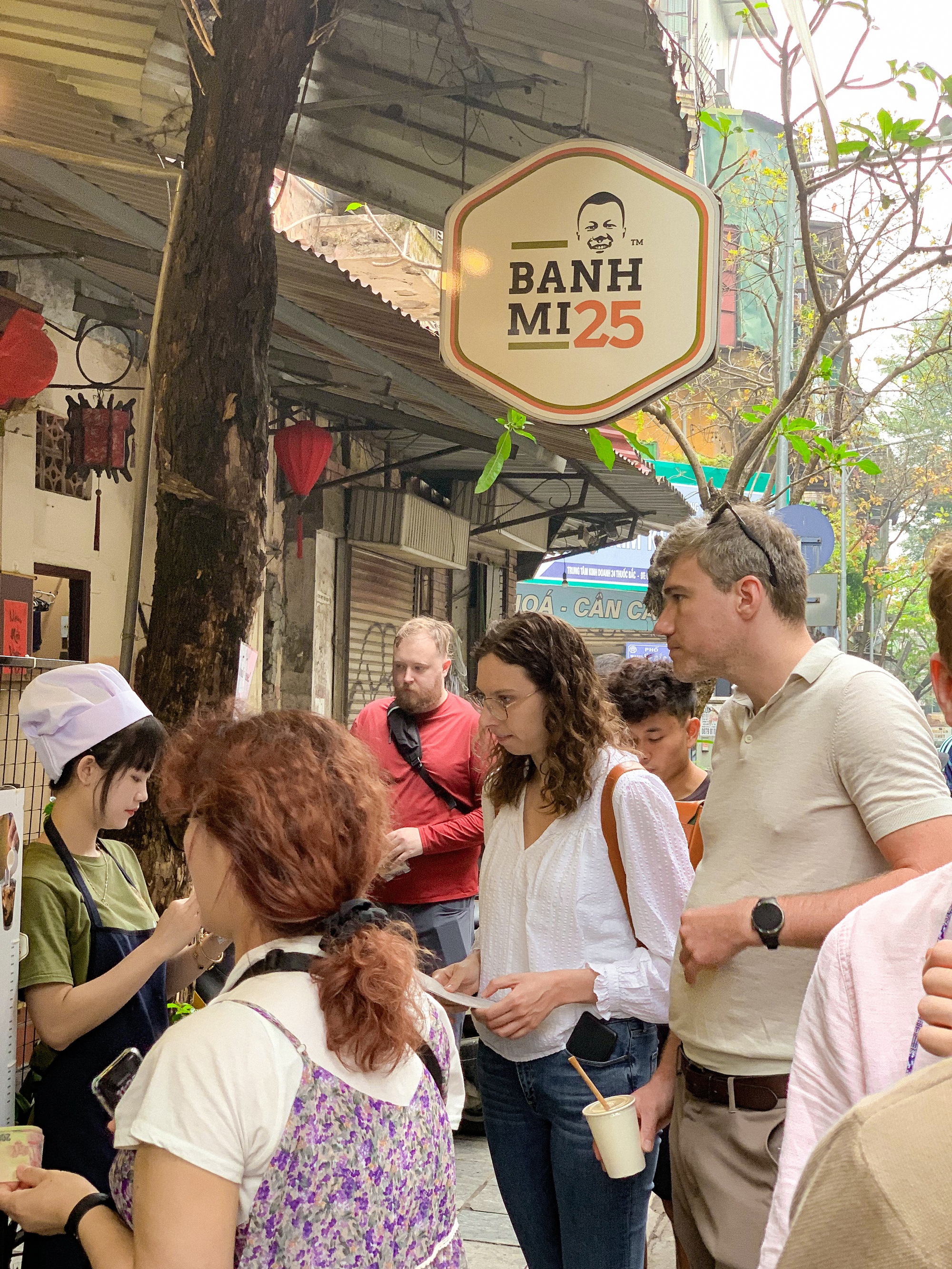 Hàng bánh mì đông khách Tây nhất Hà Nội: Chờ 20 phút để mua ổ bánh 45k liệu có xứng đáng? - Ảnh 10