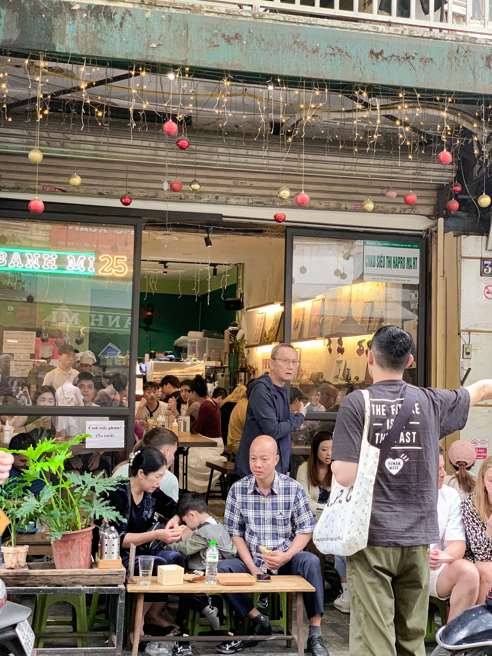 Hàng bánh mì đông khách Tây nhất Hà Nội: Chờ 20 phút để mua ổ bánh 45k liệu có xứng đáng? - Ảnh 16