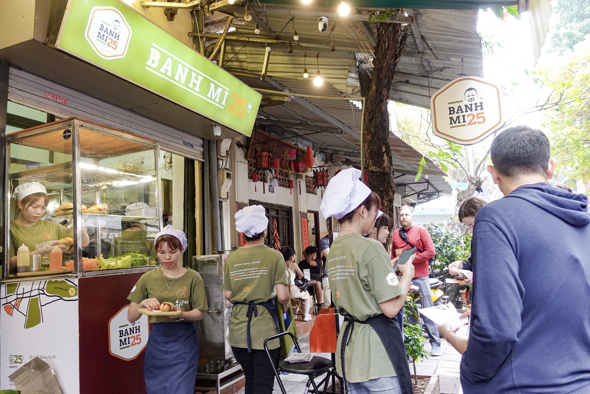 Hàng bánh mì đông khách Tây nhất Hà Nội: Chờ 20 phút để mua ổ bánh 45k liệu có xứng đáng? - Ảnh 17