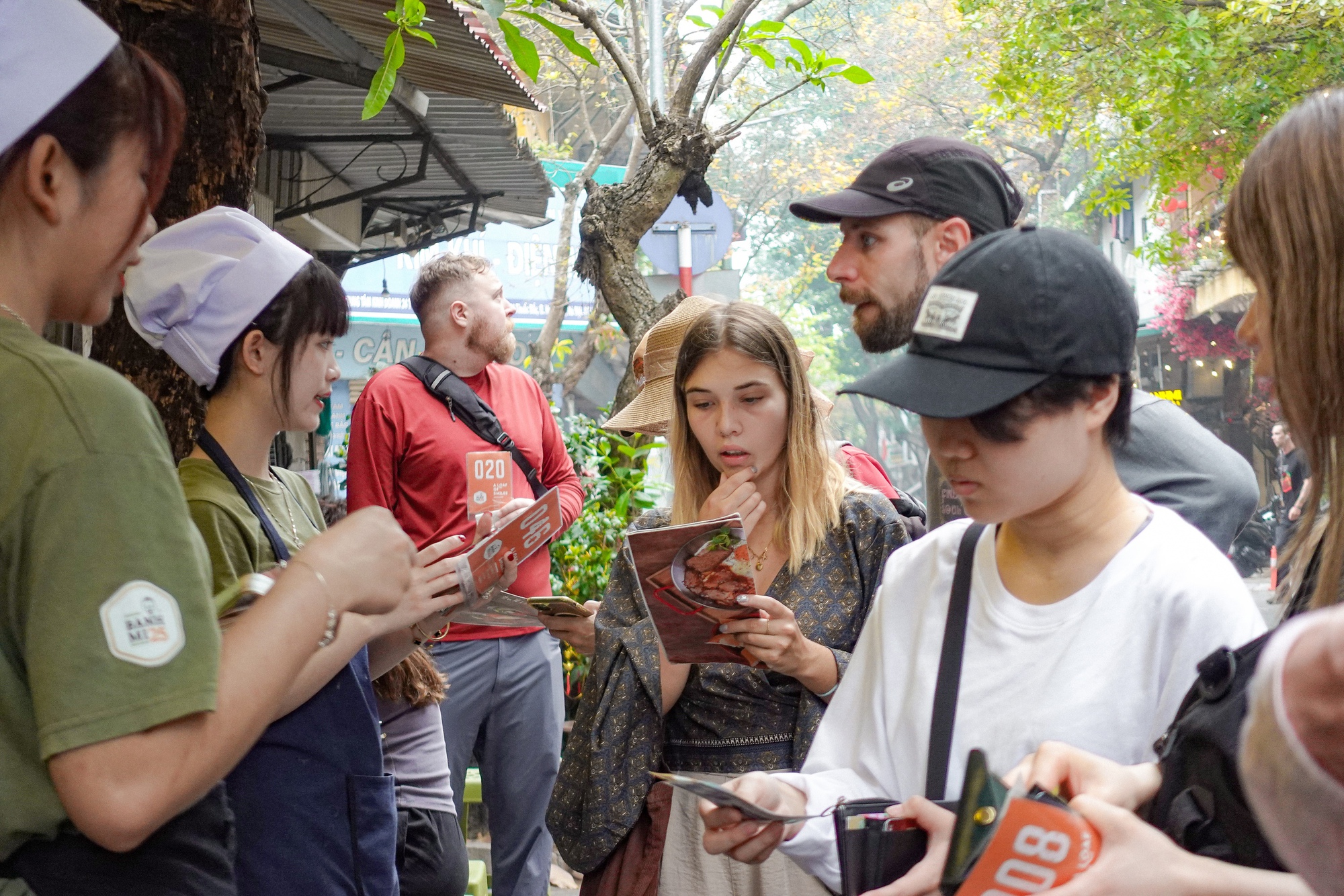 Hàng bánh mì đông khách Tây nhất Hà Nội: Chờ 20 phút để mua ổ bánh 45k liệu có xứng đáng? - Ảnh 18