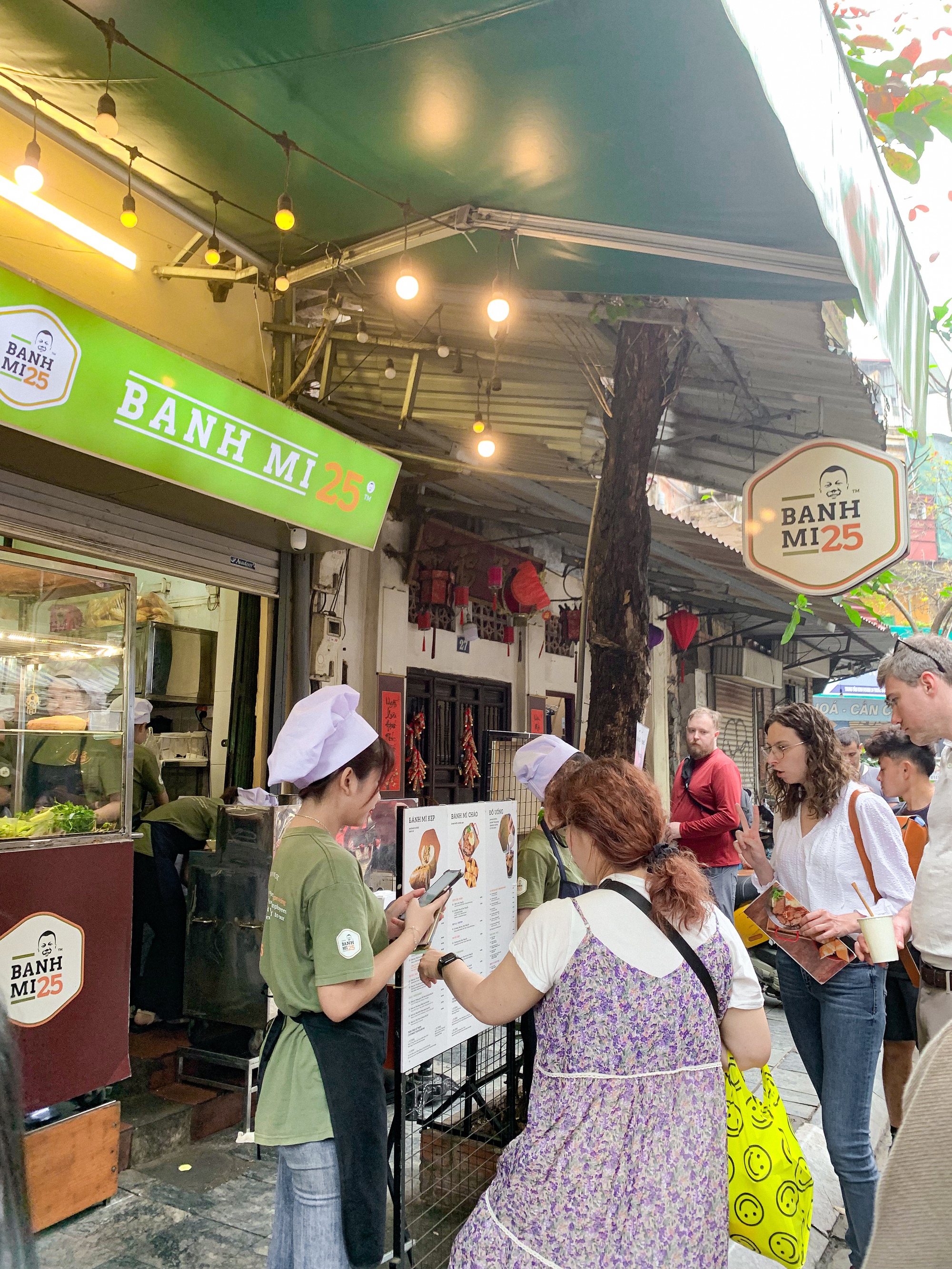 Hàng bánh mì đông khách Tây nhất Hà Nội: Chờ 20 phút để mua ổ bánh 45k liệu có xứng đáng? - Ảnh 19