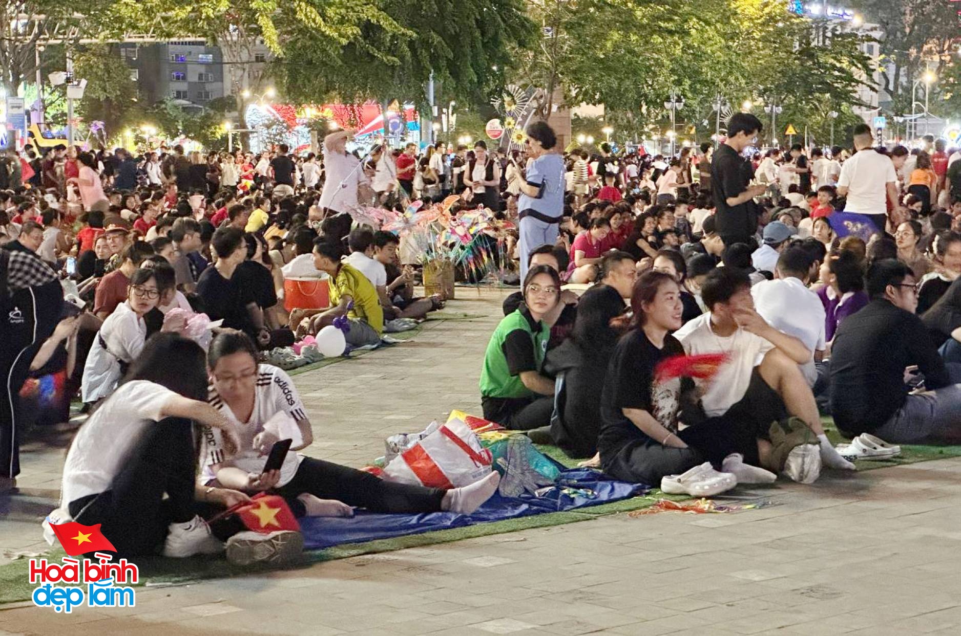 Giới trẻ rủ nhau mua bạt 10k/tấm, mang đồ ăn sẵn từ nhà để "cắm trại" chờ xem pháo hoa, trình diễn drone tối nay - Ảnh 1