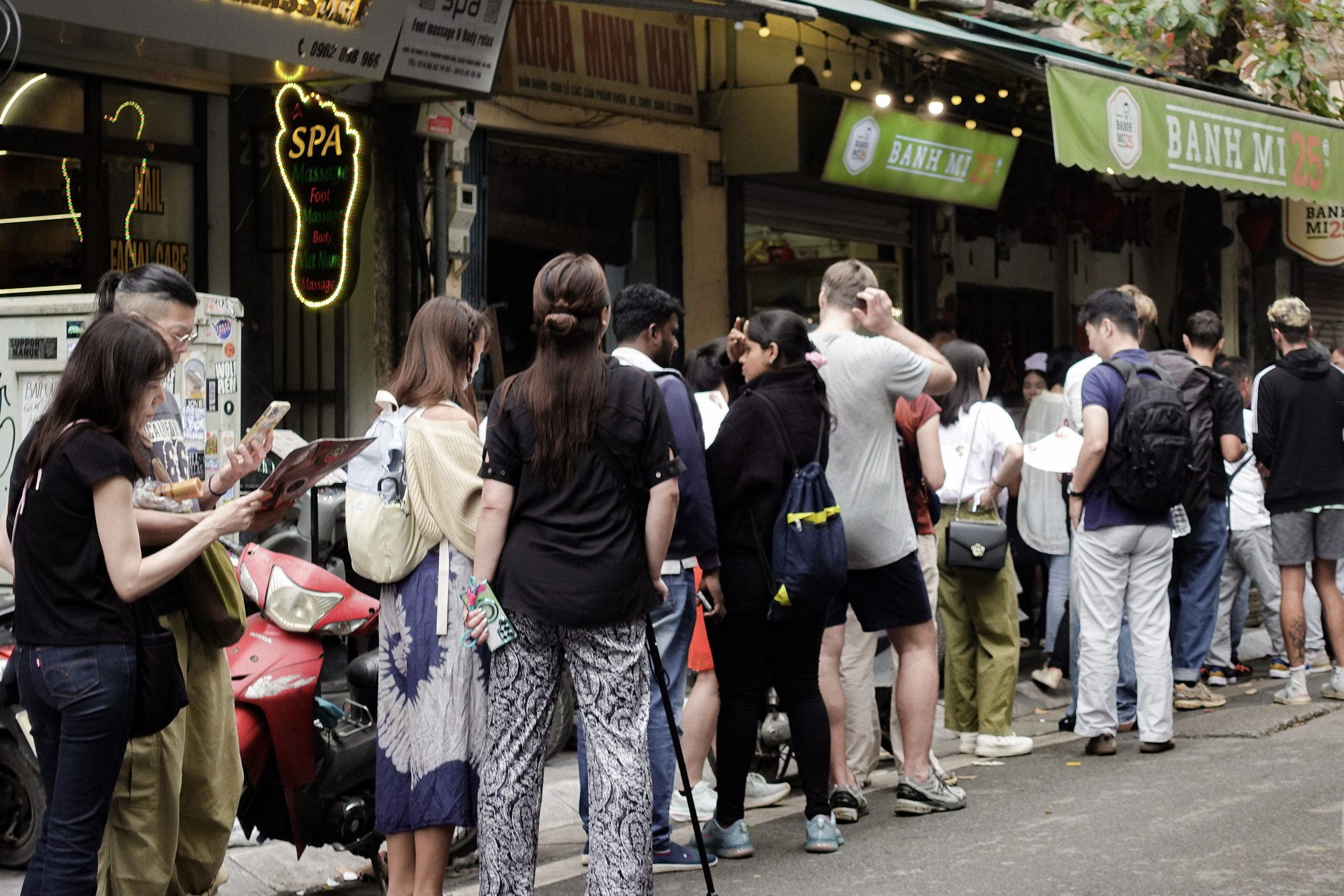 Hàng bánh mì đông khách Tây nhất Hà Nội: Chờ 20 phút để mua ổ bánh 45k liệu có xứng đáng? - Ảnh 1