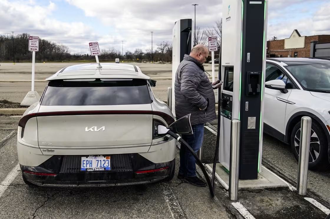 Ông Trump gợi ý cách để các hãng ô tô tránh thuế quan: Chuyên gia nói "chuyện hư cấu", Tesla cũng bó tay - Ảnh 1