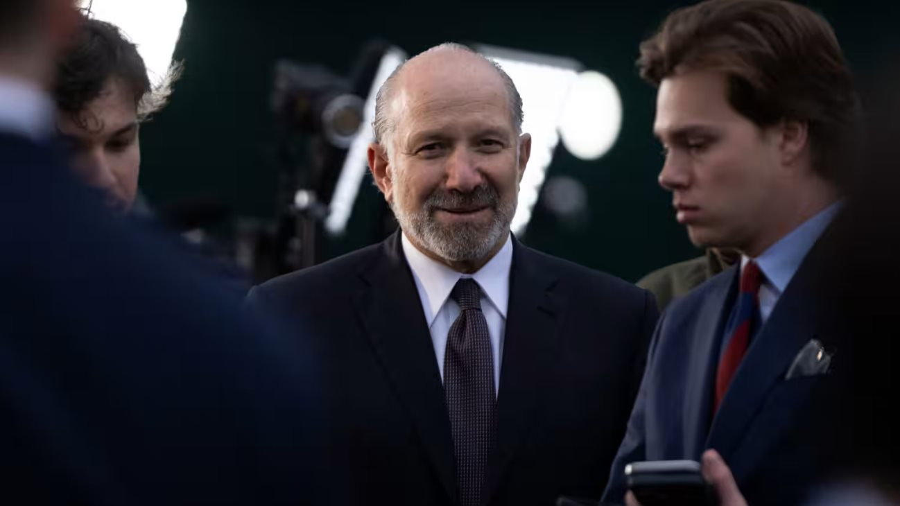 Nóng: iPhone, máy tính, đồ điện tử sẽ bị đánh thuế riêng trong vài tháng tới, Tổng thống Donald Trump dò xét lại toàn bộ chuỗi cung ứng bán dẫn - Ảnh 1