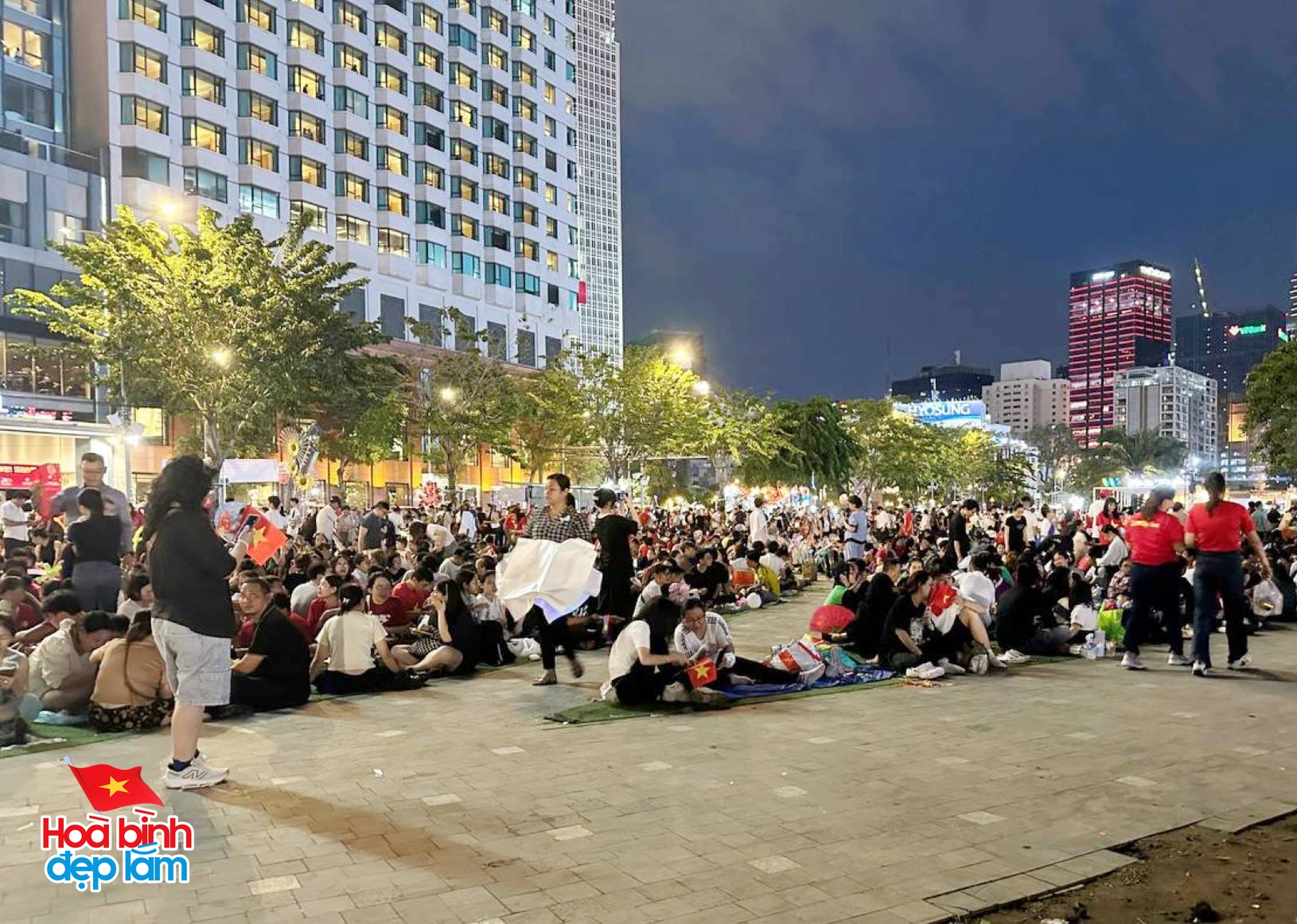 Giới trẻ rủ nhau mua bạt 10k/tấm, mang đồ ăn sẵn từ nhà để "cắm trại" chờ xem pháo hoa, trình diễn drone tối nay - Ảnh 2