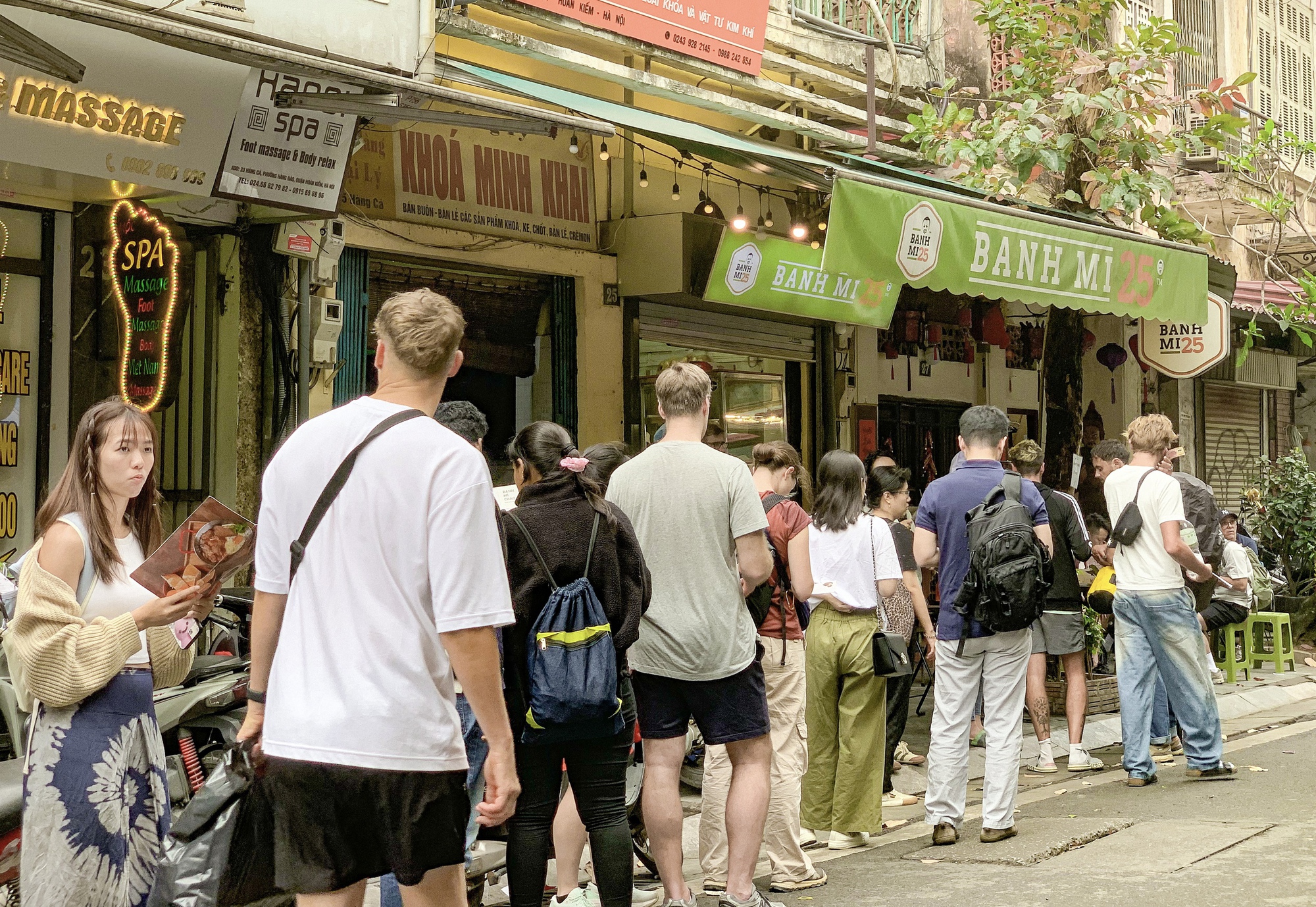 Hàng bánh mì đông khách Tây nhất Hà Nội: Chờ 20 phút để mua ổ bánh 45k liệu có xứng đáng? - Ảnh 3