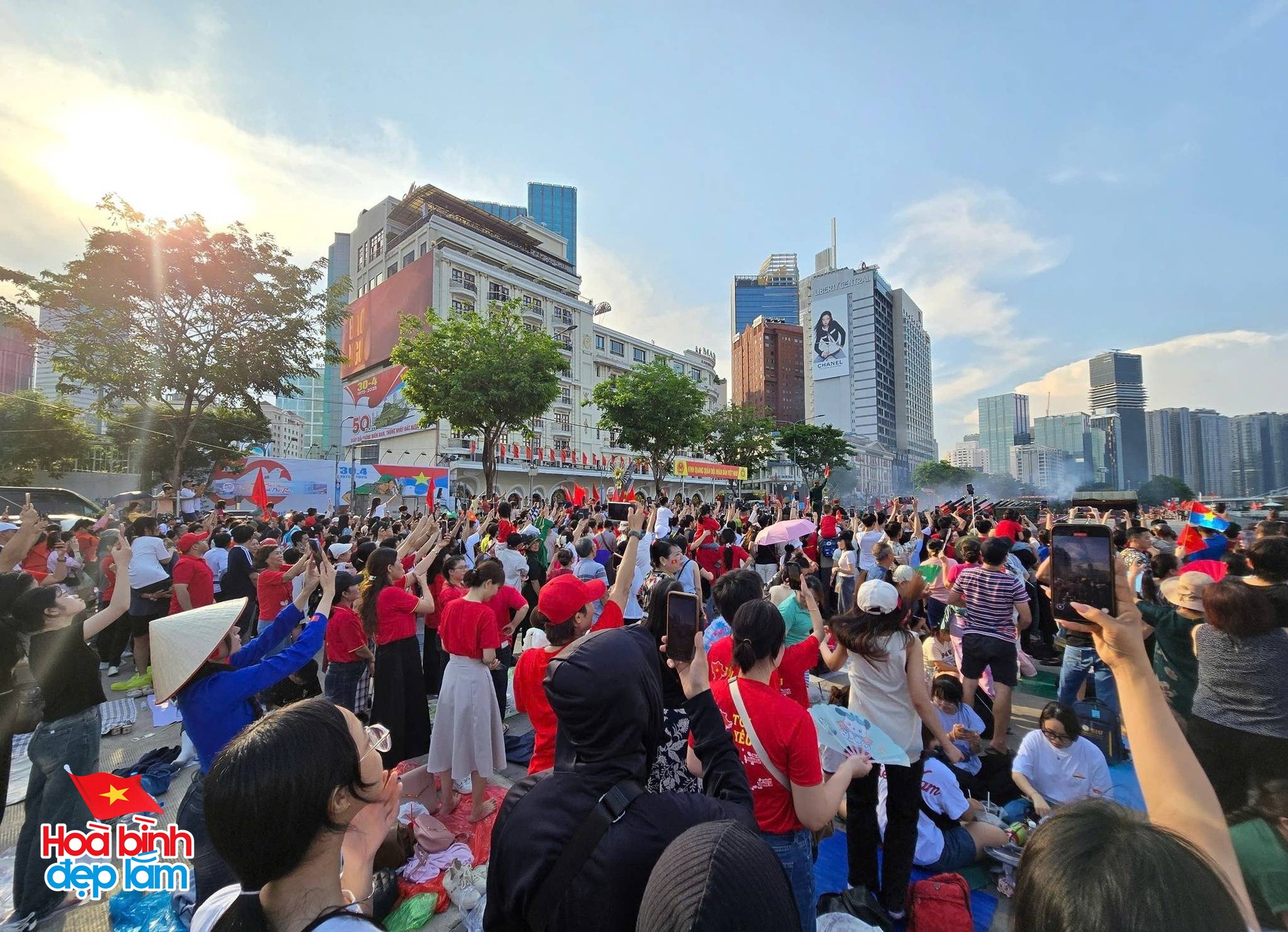 Giới trẻ rủ nhau mua bạt 10k/tấm, mang đồ ăn sẵn từ nhà để "cắm trại" chờ xem pháo hoa, trình diễn drone tối nay - Ảnh 3