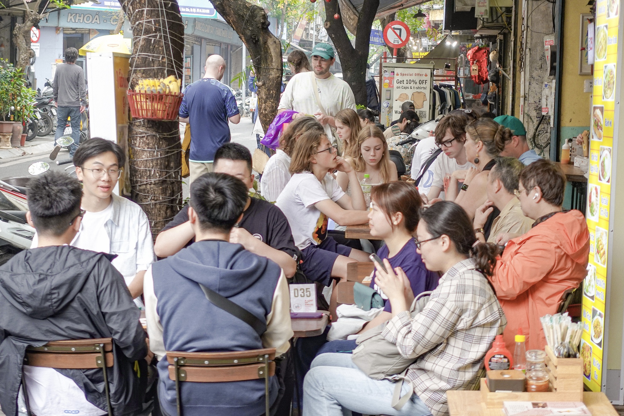 Hàng bánh mì đông khách Tây nhất Hà Nội: Chờ 20 phút để mua ổ bánh 45k liệu có xứng đáng? - Ảnh 4