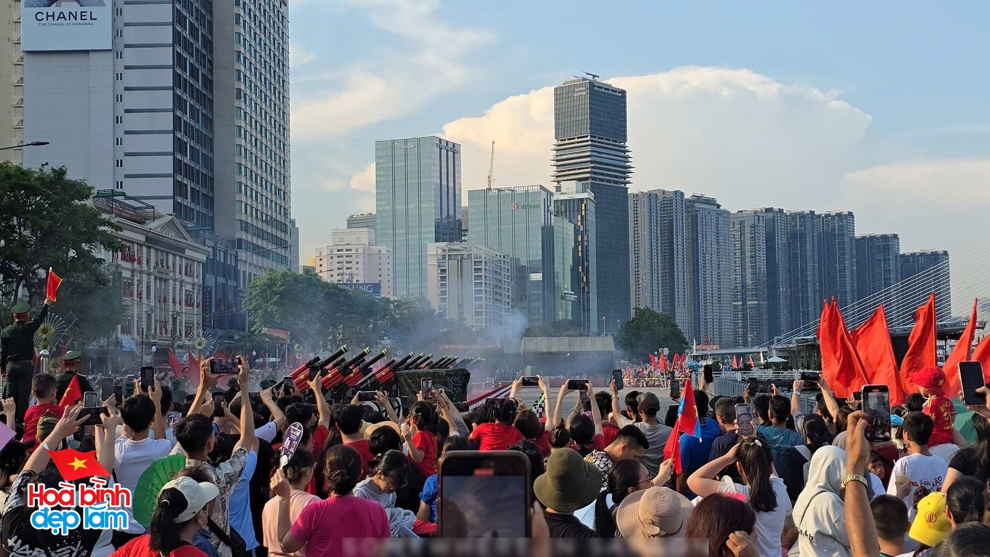 Giới trẻ rủ nhau mua bạt 10k/tấm, mang đồ ăn sẵn từ nhà để "cắm trại" chờ xem pháo hoa, trình diễn drone tối nay - Ảnh 4