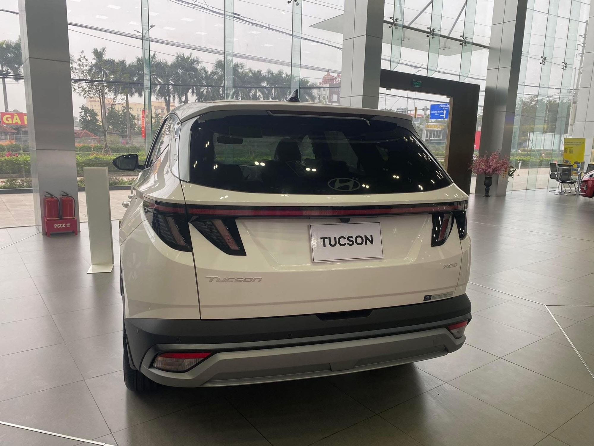 Hyundai Tucson bản đắt nhất giảm giá đến 80 triệu tại đại lý: Giá sau giảm còn 909 triệu đồng, vẫn cao hơn Territory bản tương đương - Ảnh 2