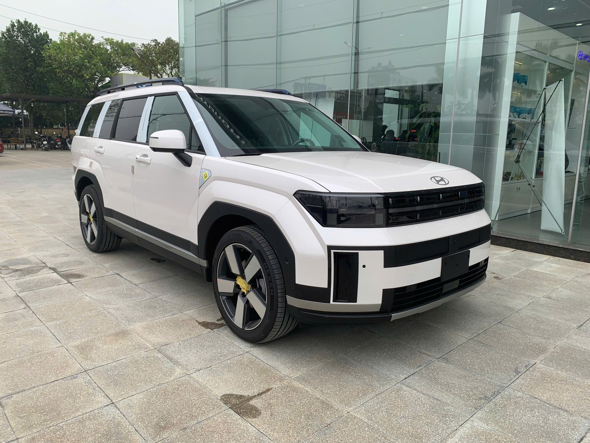 Hyundai Santa Fe "dọn kho" giảm giá 145 triệu đồng tại đại lý: Bản tầm trung còn từ 1,12 tỷ, thêm lựa chọn giá rẻ hơn Everest nhưng phải đánh đổi một thứ khi bán lại - Ảnh 1