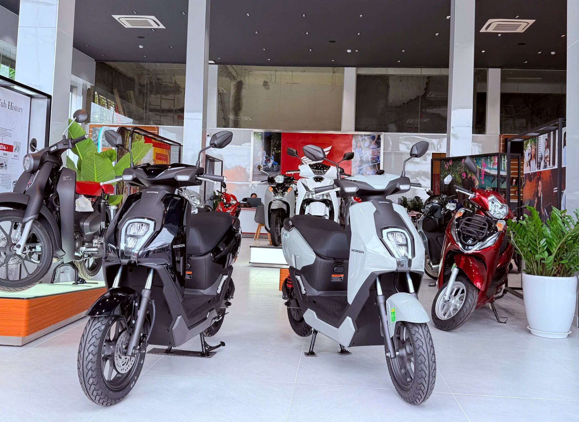 So găng VinFast Evo200 và Honda ICON: Giá bán, tốc độ, pin - xe nào vượt trội? - Ảnh 5