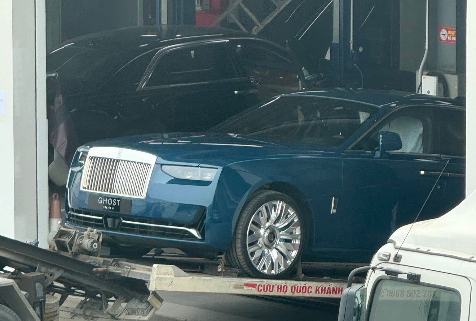 Rolls-Royce Ghost Series II lộ diện tại Việt Nam: Diện mạo khác, có option tốn thêm 20 giờ chế tác thủ công, ra mắt ngay tuần sau - Ảnh 1