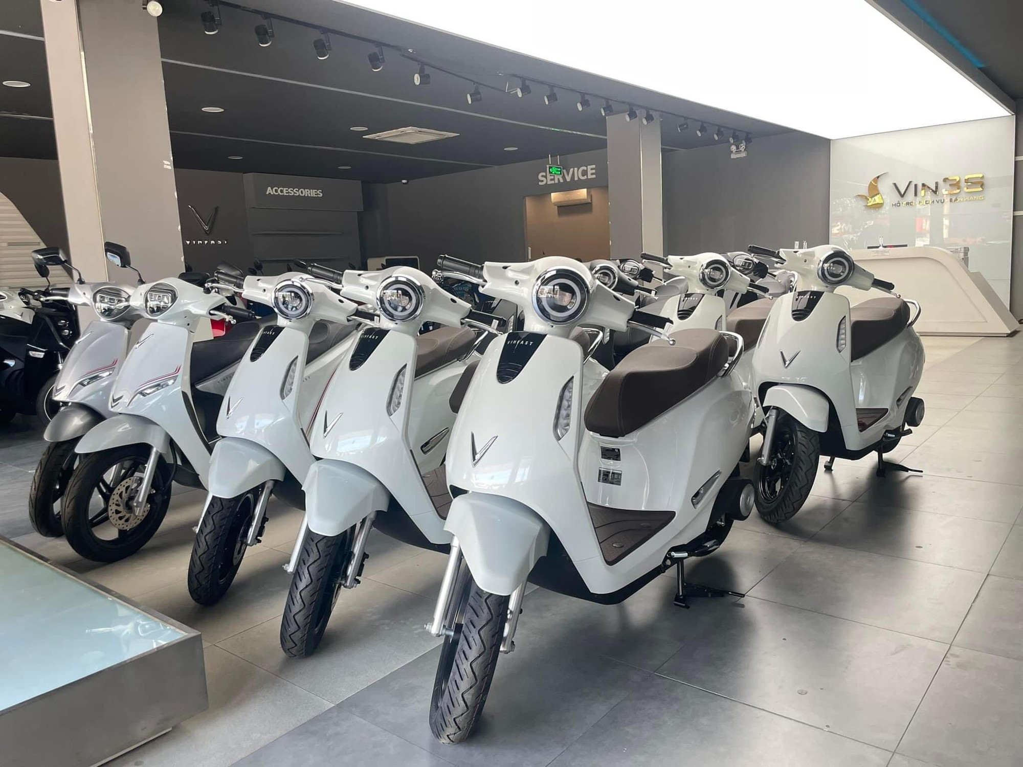 So găng VinFast Evo200 và Honda ICON: Giá bán, tốc độ, pin - xe nào vượt trội? - Ảnh 4