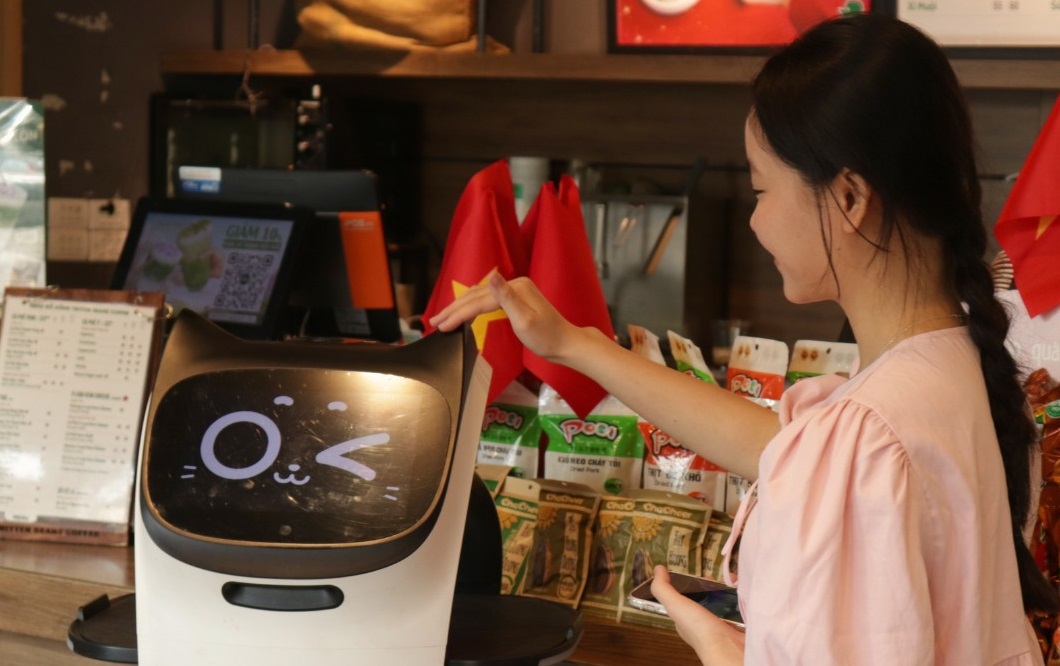 Lần đầu tiên: Quán cà phê Hà Nội dùng robot pha chế, viết thư pháp, chụp ảnh đẹp như nhiếp ảnh gia - Ảnh 3